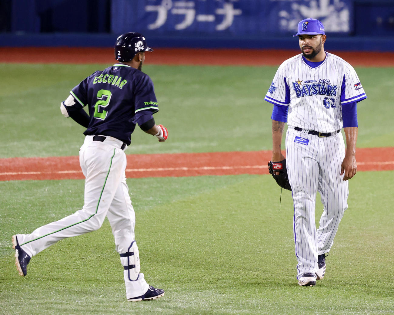 DeNA対ヤクルト　8回表ヤクルト無死、エスコバーを右飛に仕留め声をかけるエスコバー（撮影・垰建太）