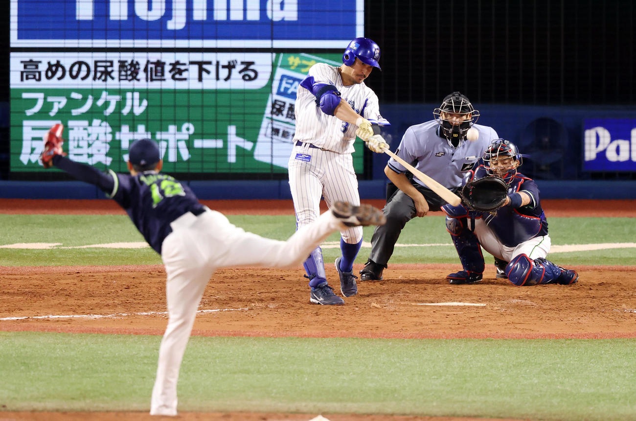 DeNA対ヤクルト　9回裏DeNA2死一、二塁、適時三塁打を放つ梶谷。投手石山（撮影・垰建太）