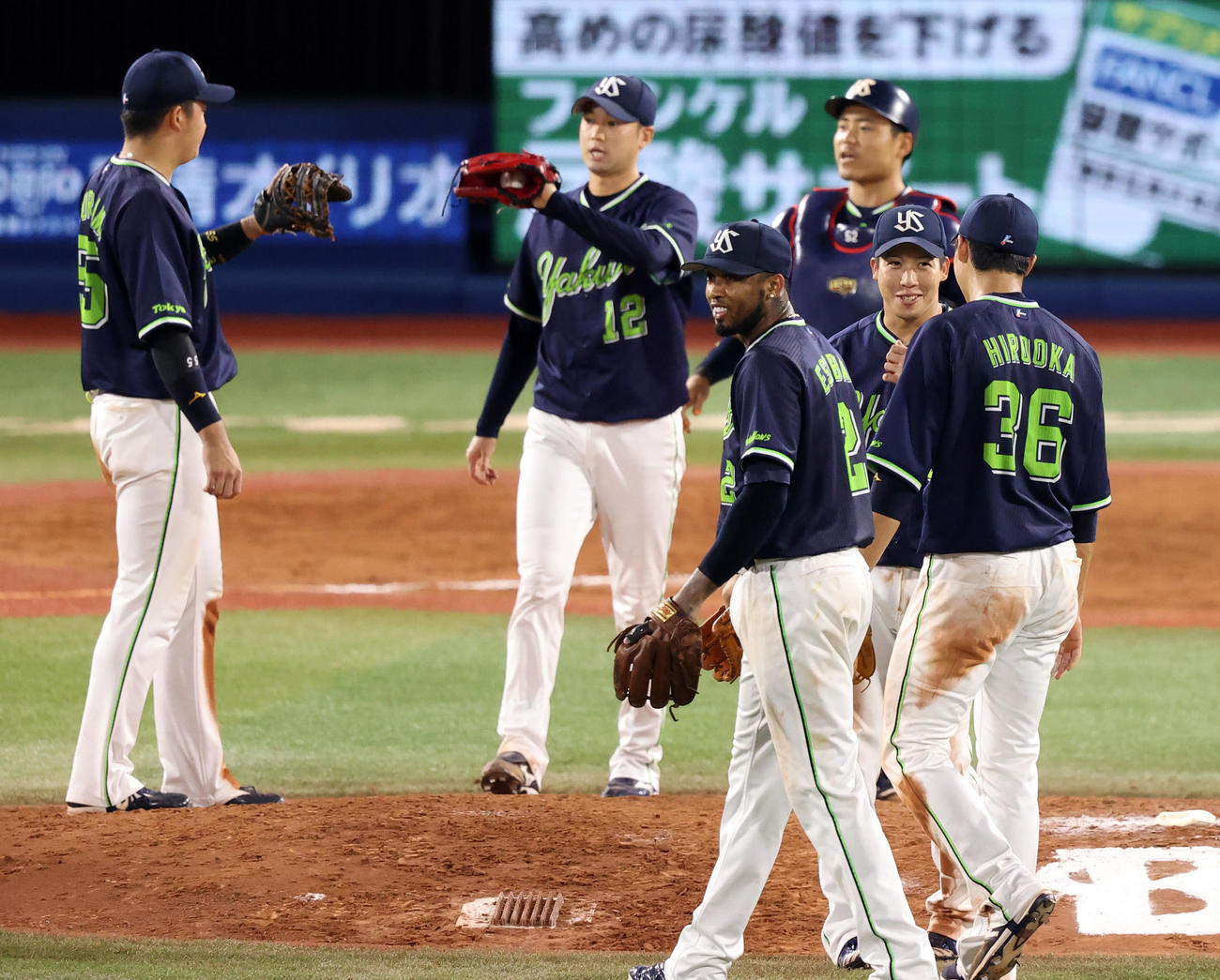 DeNAに勝ち連敗を止めエアタッチを交わすヤクルト山田哲（手前右から2人目）（撮影・垰建太）