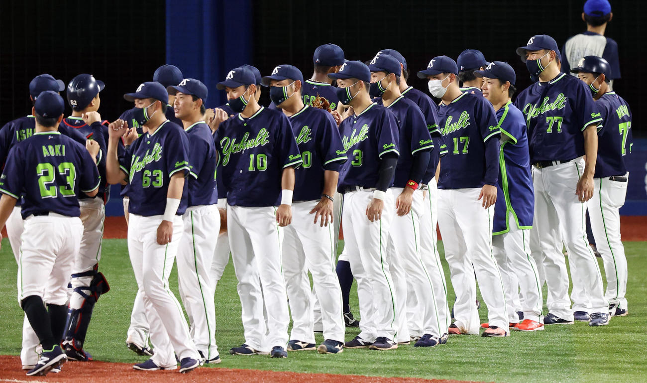 DeNAに勝ち笑顔でナインを出迎えるヤクルト小川（右から3人目）（撮影・垰建太）