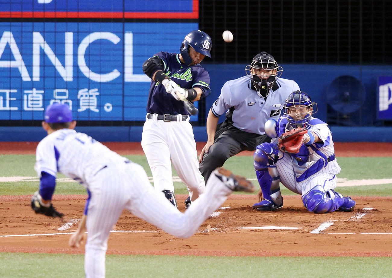 DeNA対ヤクルト　1回表ヤクルト1死満塁、先制の中犠飛を放つ雄平。投手阪口（撮影・垰建太）