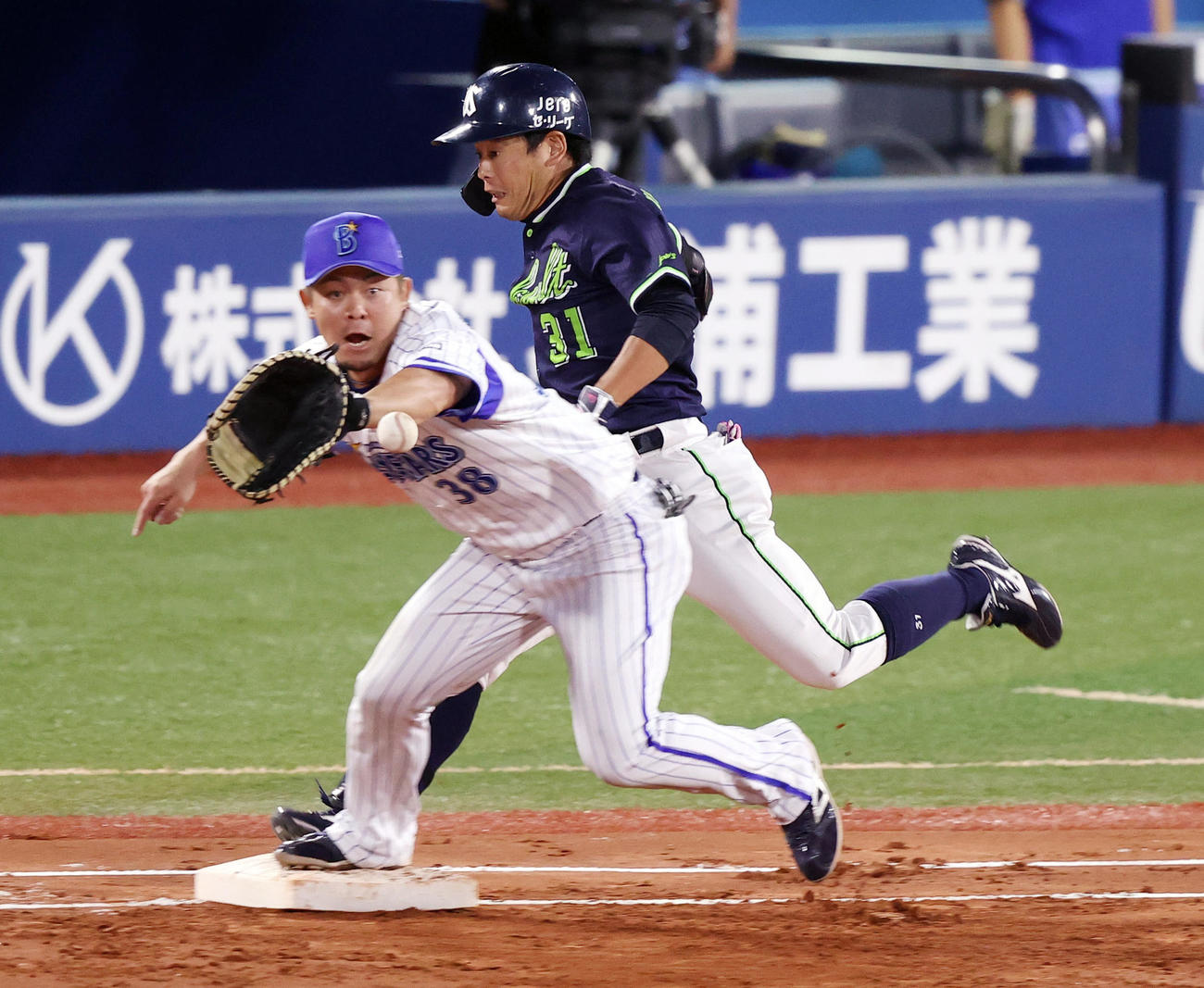 DeNA対ヤクルト　2回表ヤクルト無死、内野安打を放つ山崎。一塁手山下（撮影・垰建太）