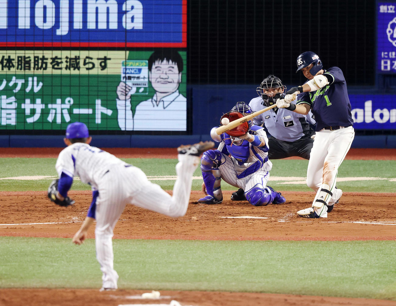 DeNA対ヤクルト　2回表ヤクルト2死満塁、満塁本塁打を放つ山田哲。投手阪口（撮影・垰建太）