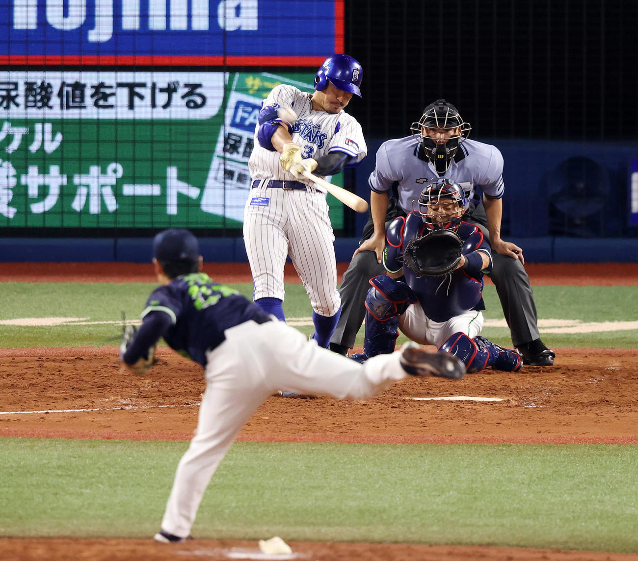 DeNA対ヤクルト　3回裏DeNA1死、右越えソロ本塁打を放つ梶谷。投手小川（撮影・垰建太）