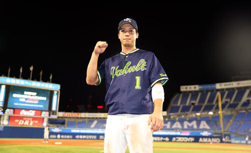 ヒーローインタビューでポーズを決めるヤクルト山田哲（撮影・大野祥一）