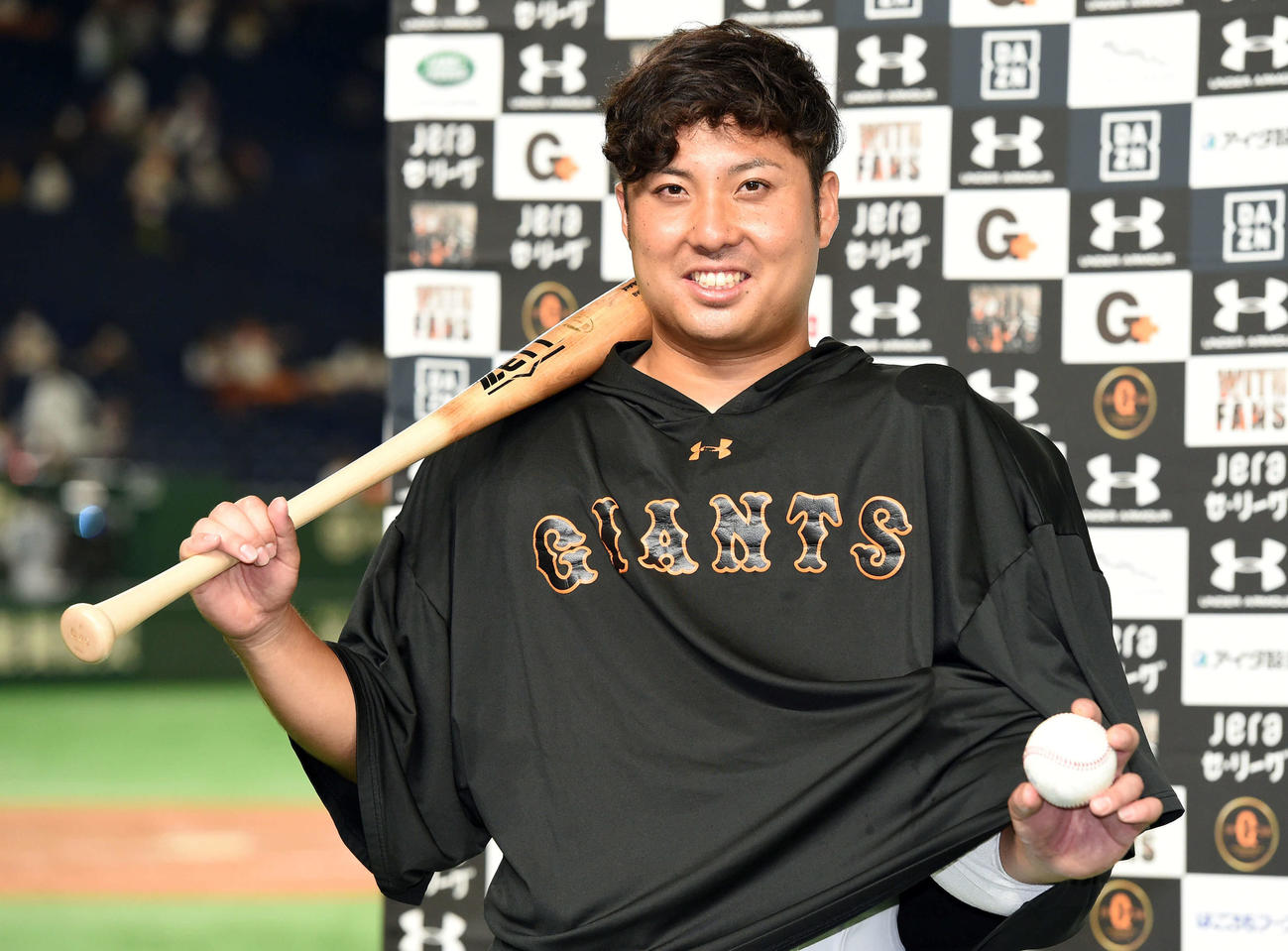 今季2勝目、初打点を挙げた巨人今村は笑顔でポーズを決める（撮影・たえ見朱実）