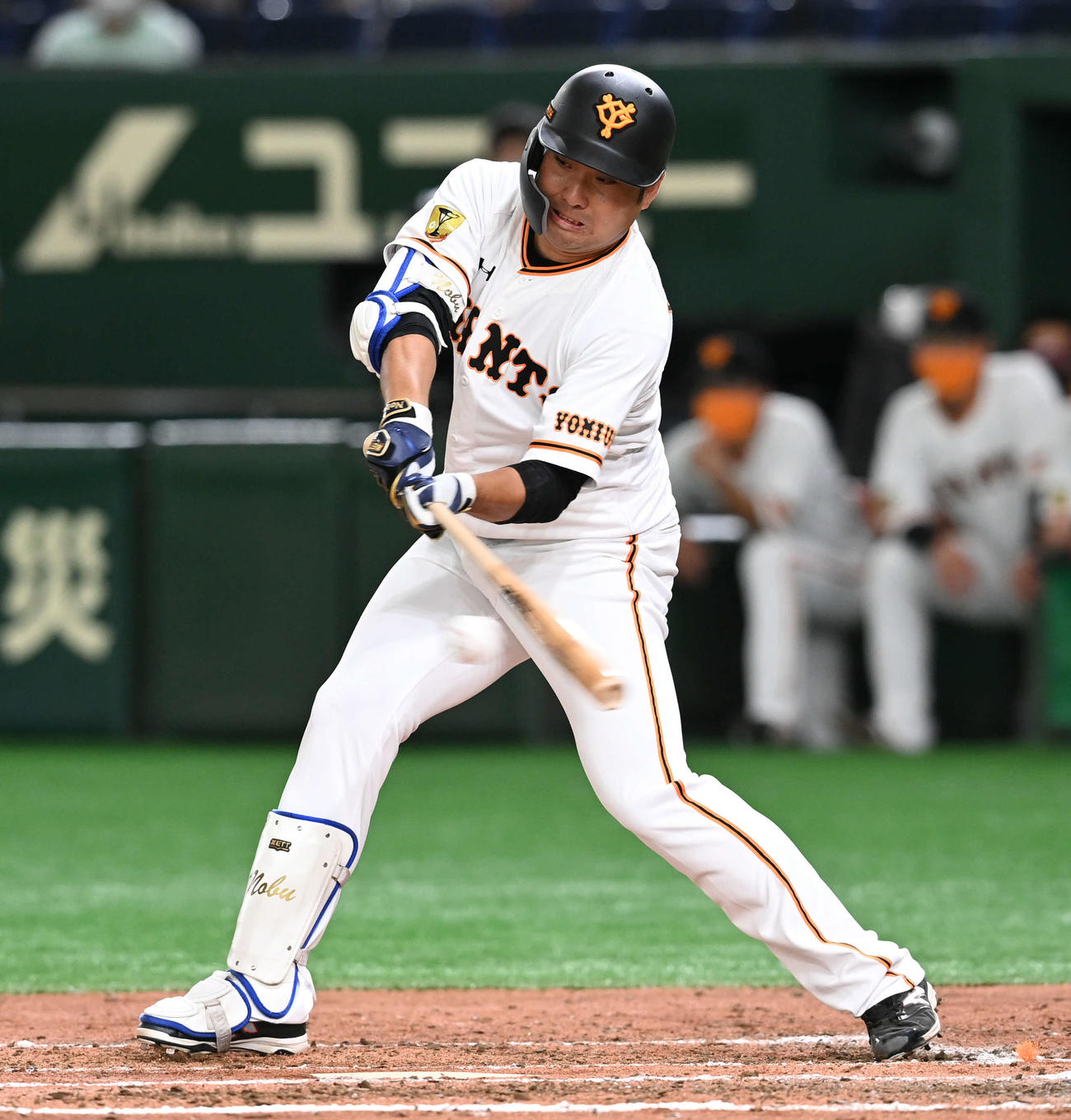 巨人対中日　2回裏巨人1死満塁、今村は左前適時打を放つ（撮影・山崎安昭）