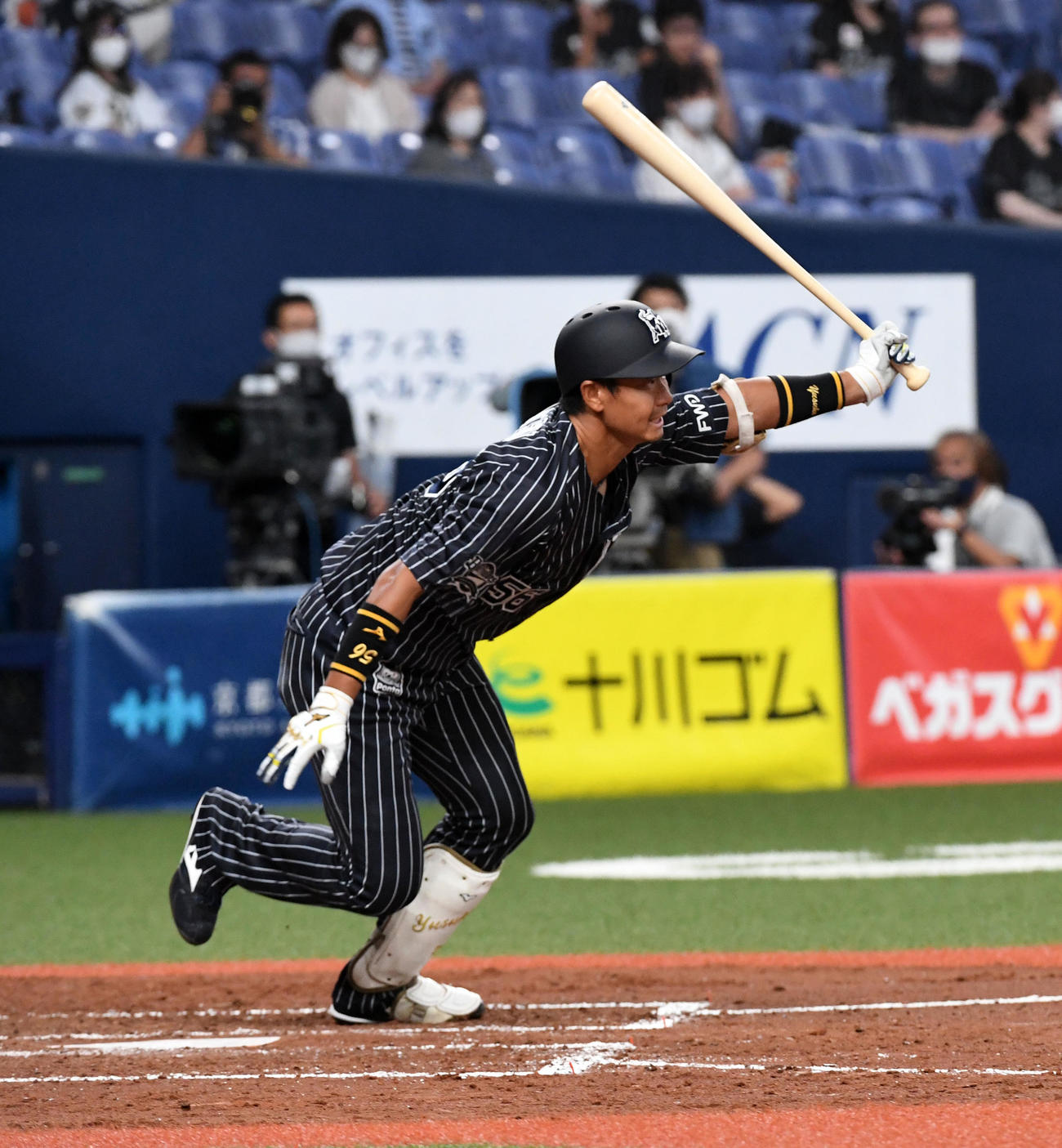 4回裏オリックス1死一、三塁、松井佑は投手強襲の適時内野安打を放つ（撮影・前岡正明）