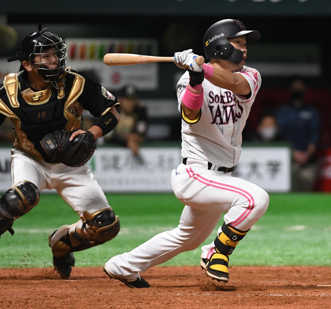 ソフトバンク対日本ハム　4回裏ソフトバンク2死一塁、中村晃は右越えに勝ち越しの2点本塁打を放つ（撮影・今浪浩三）