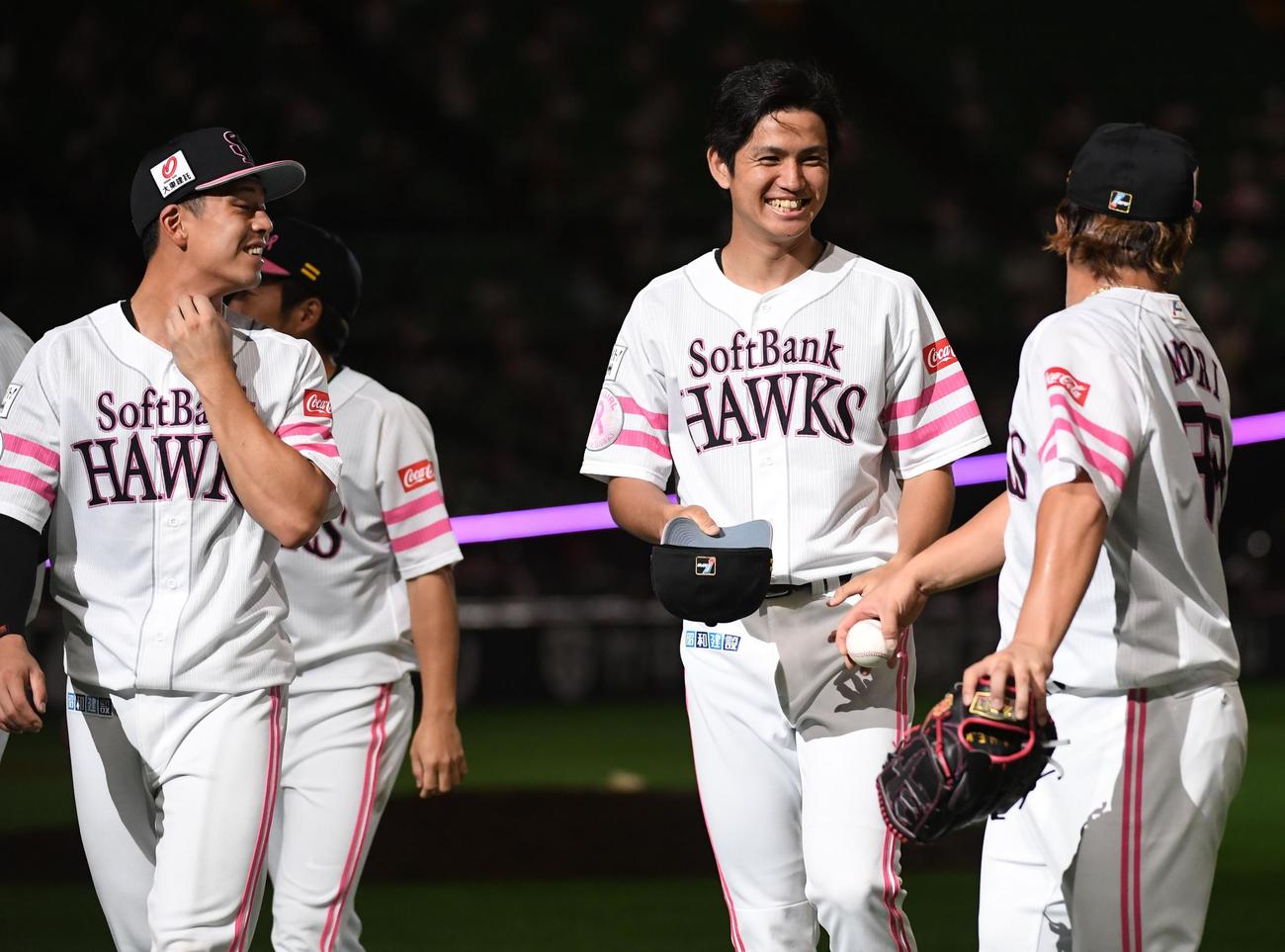 ソフトバンク対日本ハム　3勝目を飾り笑顔の高橋礼（中央）（撮影・今浪浩三）