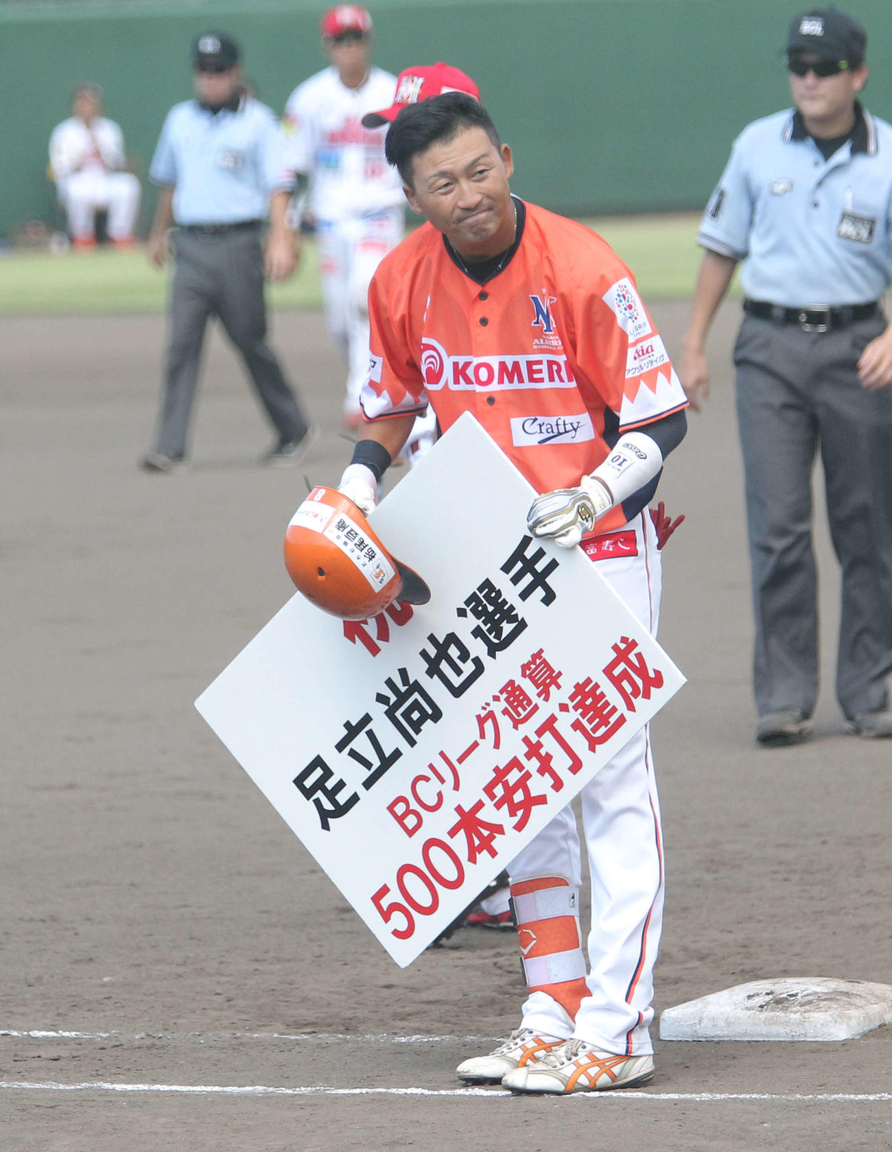 リーグ通算500本安打を達成した足立はスタンドに向かい頭を下げる
