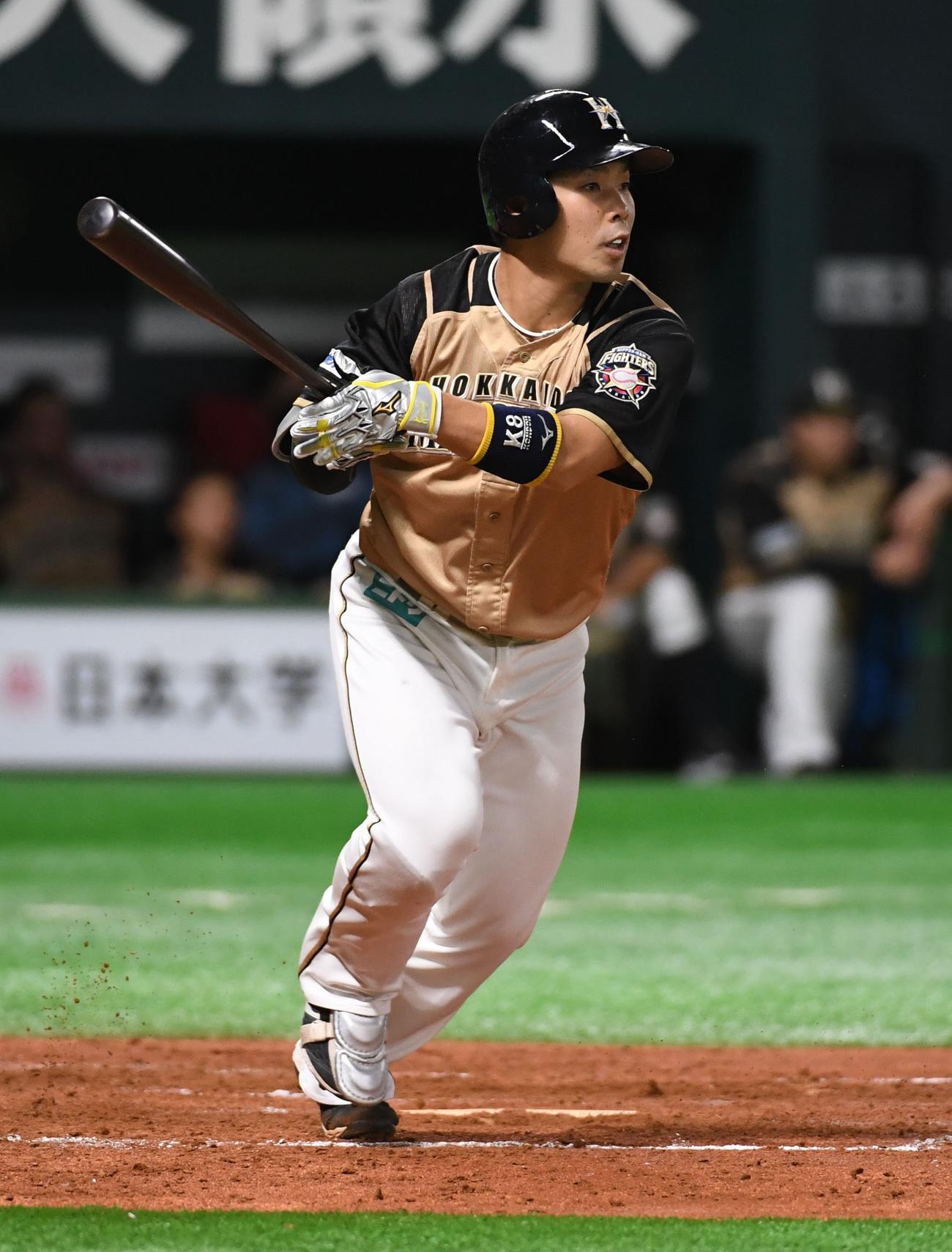 ソフトバンク対日本ハム　2回表日本ハム2死一、二塁、近藤健介は右翼線適時二塁打を放つ（撮影・今浪浩三）