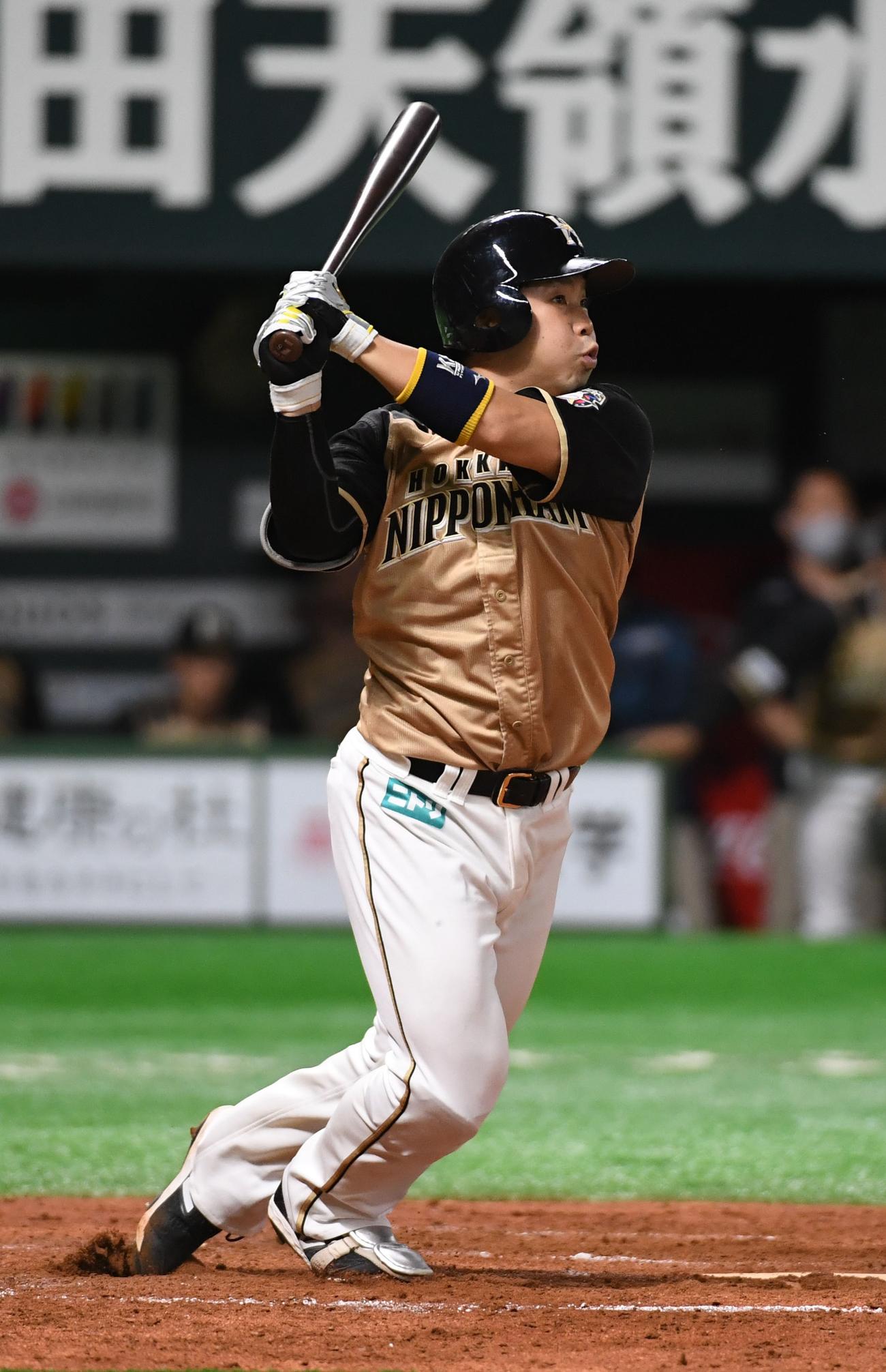 ソフトバンク対日本ハム　2回表日本ハム2死一、二塁、近藤健介は右翼線適時二塁打を放つ（撮影・今浪浩三）