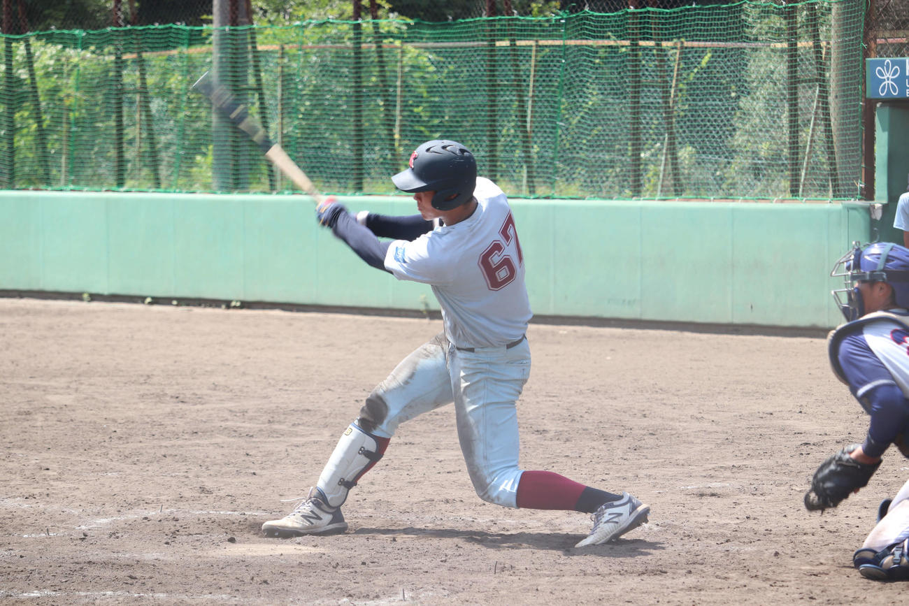 9回、1死2塁から右中間へ2ランを放った近大・佐藤