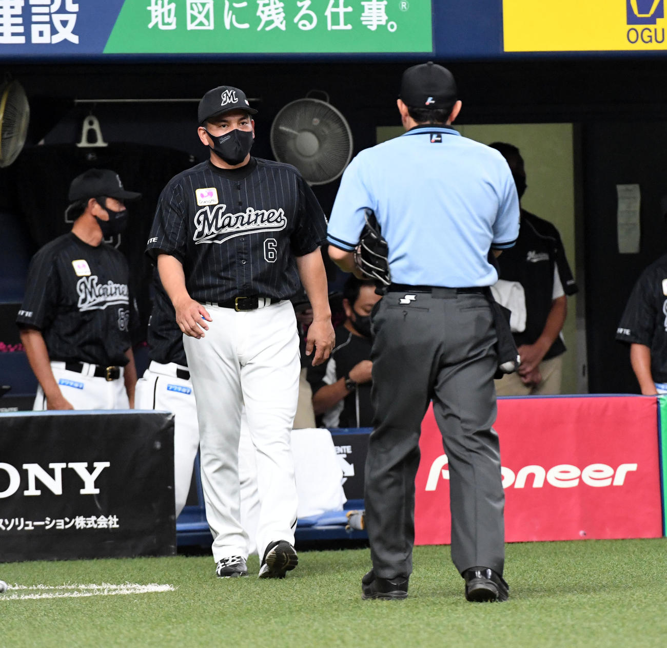 オリックス対ロッテ　8回、交代を告げる井口監督（撮影・前岡正明）