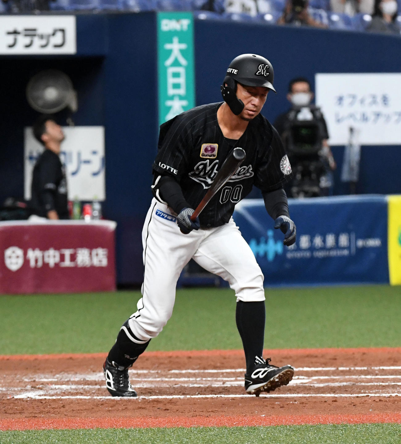 オリックス対ロッテ　8回表ロッテ無死一塁、代打の鳥谷は遊飛に倒れる（撮影・前岡正明）