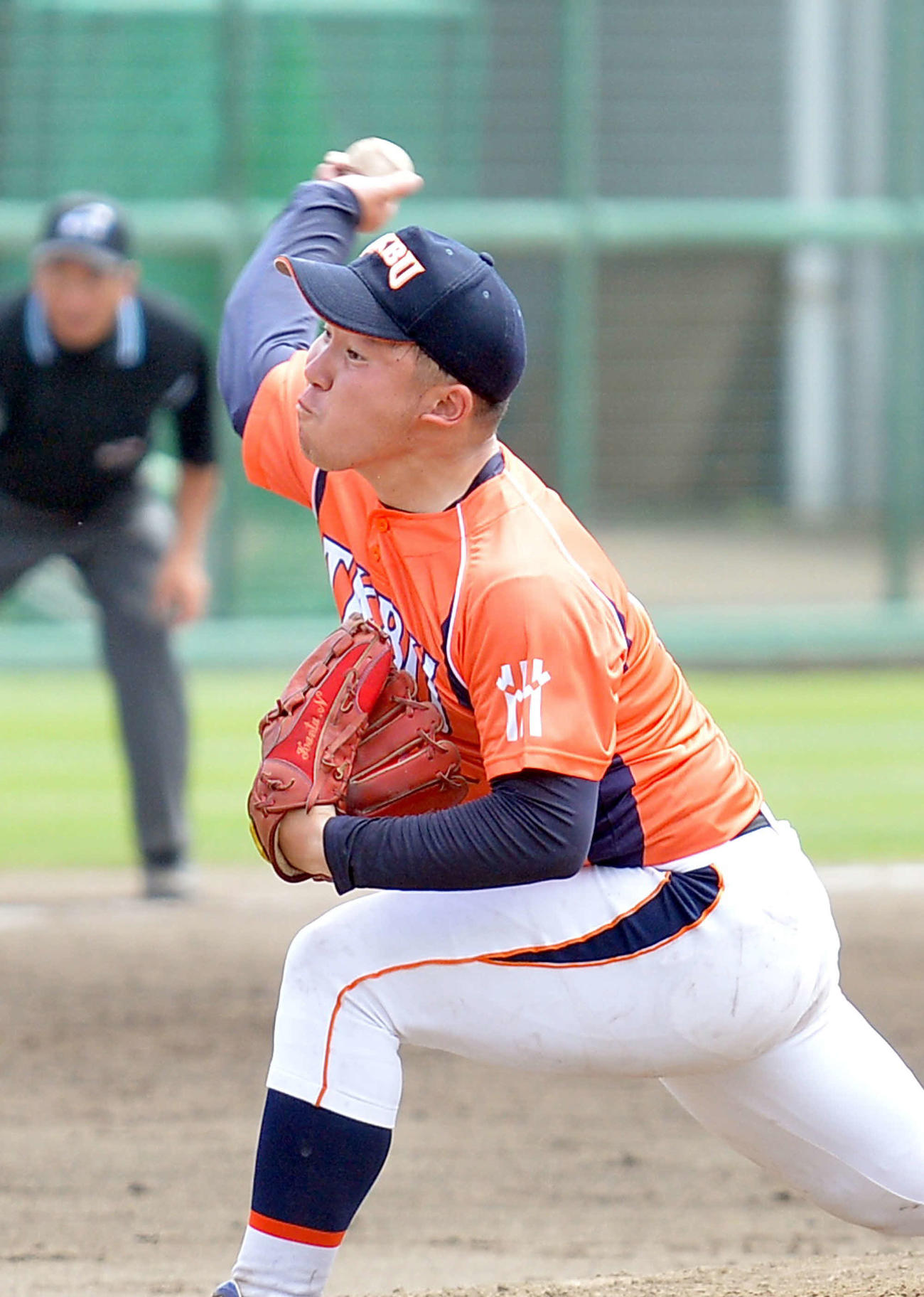 東北公益文科大対山形大　9回途中から登板し、タイブレーク10回も無失点に封じた東北公益文科大・新山寛太投手