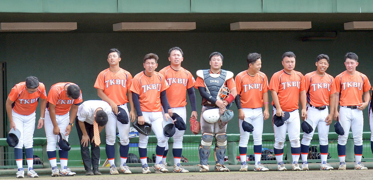 タイブレークを制し整列する東北公益文科大の選手たち