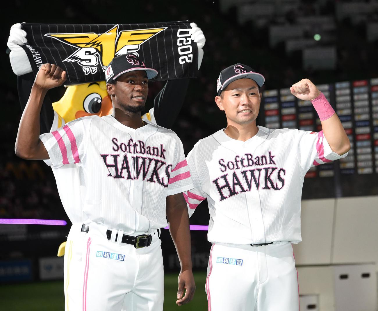 ソフトバンク対日本ハム　勝ち越し2点本塁打を放った中村晃とモイネロは笑顔でガッツポーズ（撮影・今浪浩三）