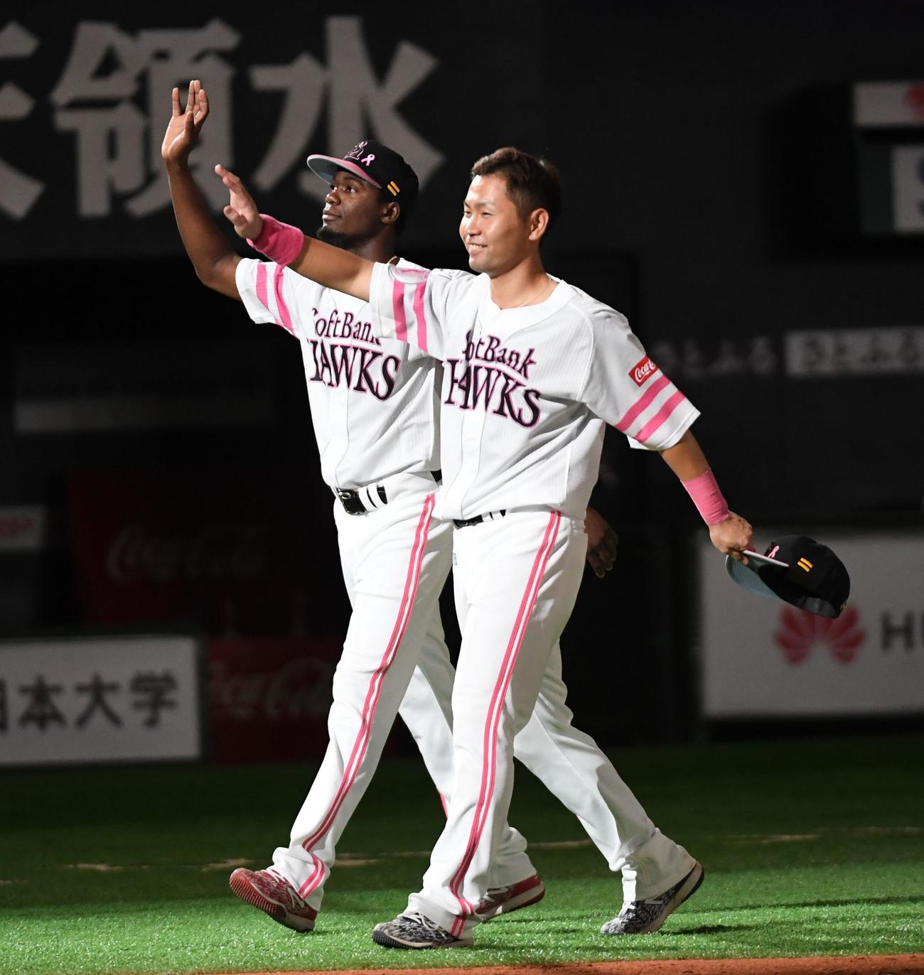 ソフトバンク対日本ハム　勝ち越し2点本塁打を放った中村晃（右）とモイネロは笑顔でファンに手を振る（撮影・今浪浩三）