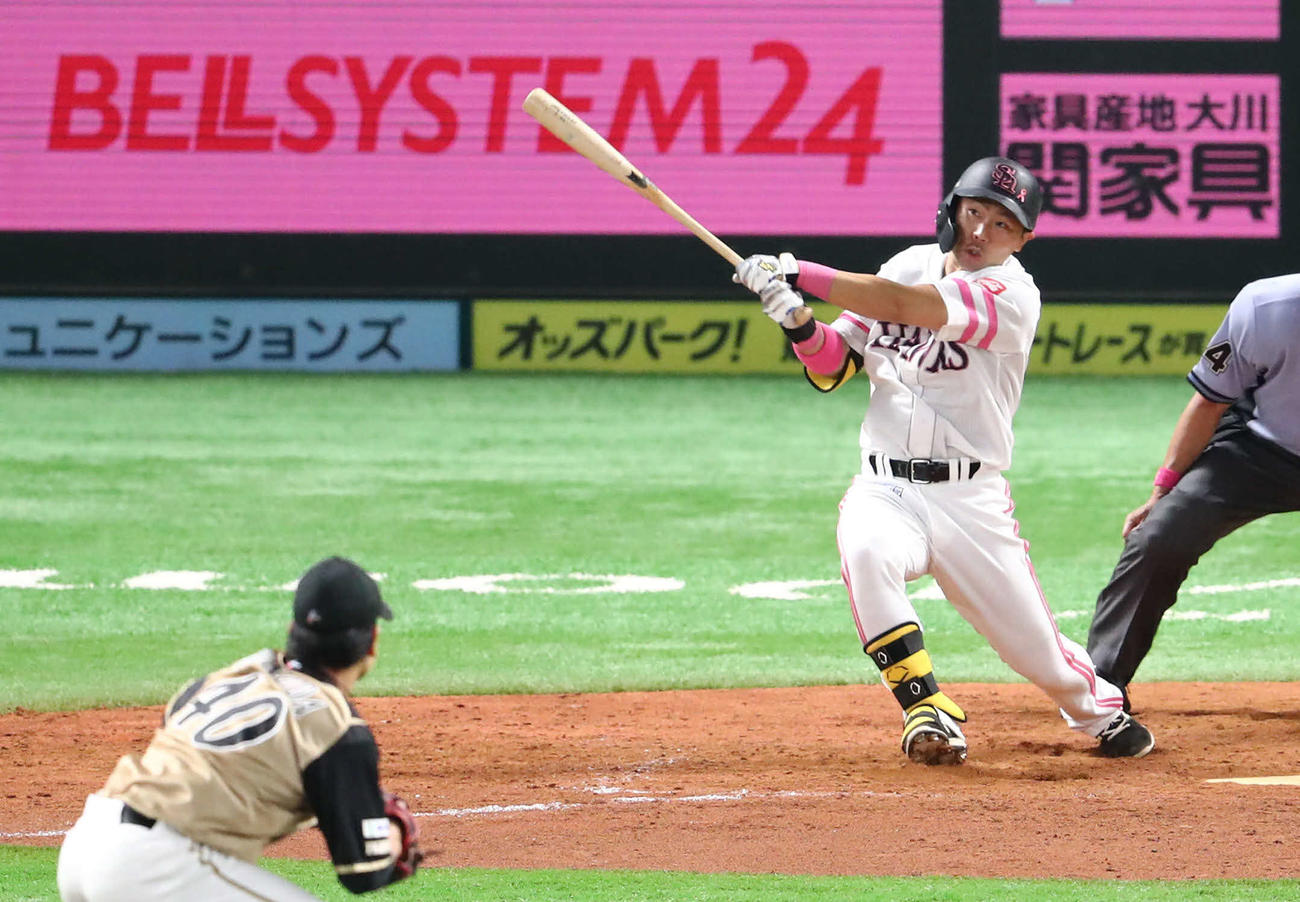 4回裏ソフトバンク2死一塁、中村晃は右越えに勝ち越し本塁打を放つ（撮影・梅根麻紀）