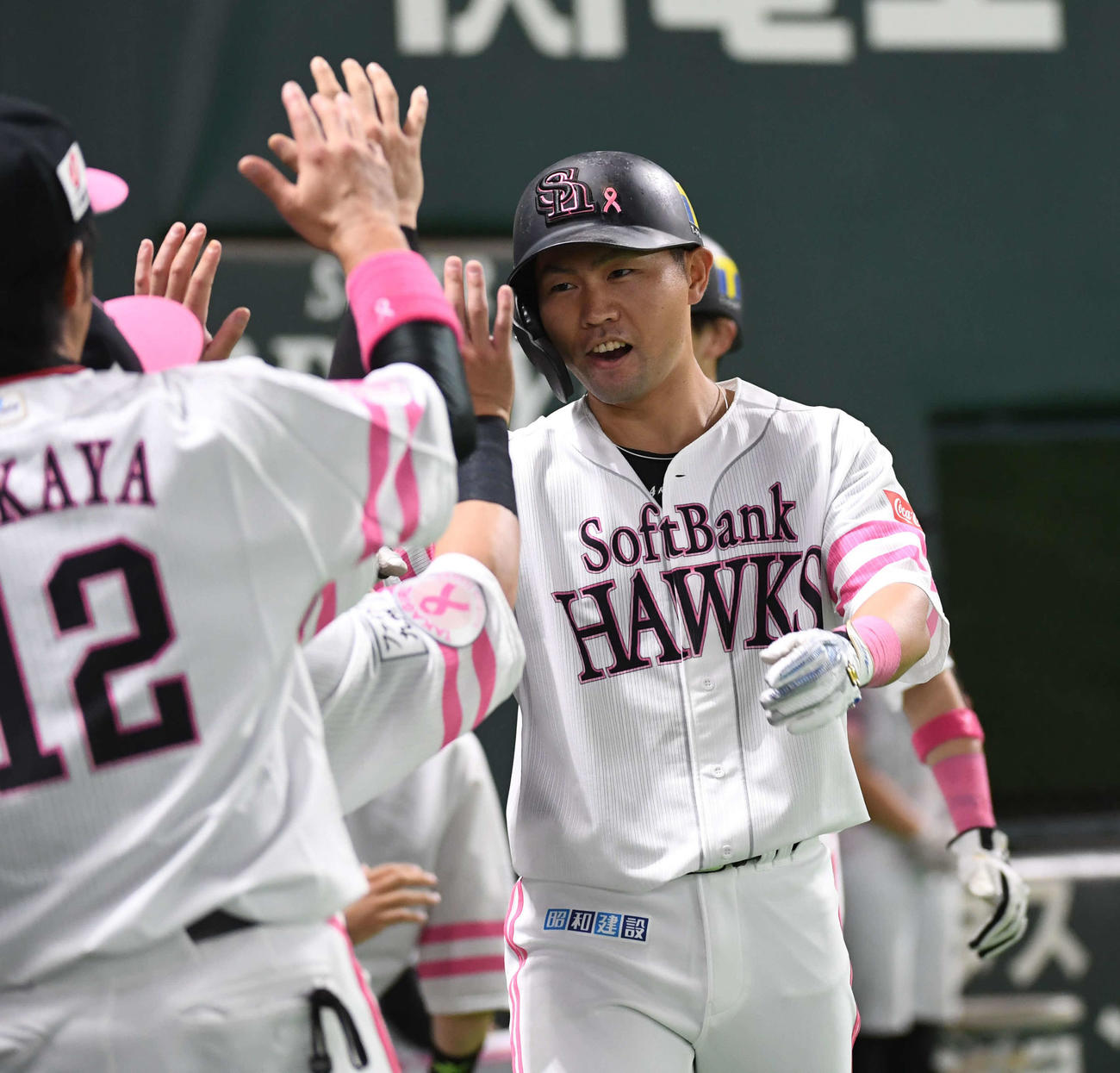 4回裏ソフトバンク2死一塁、中村晃は右越えに勝ち越しの2点本塁打を放ち、笑顔でエアタッチを交わす（撮影・今浪浩三）