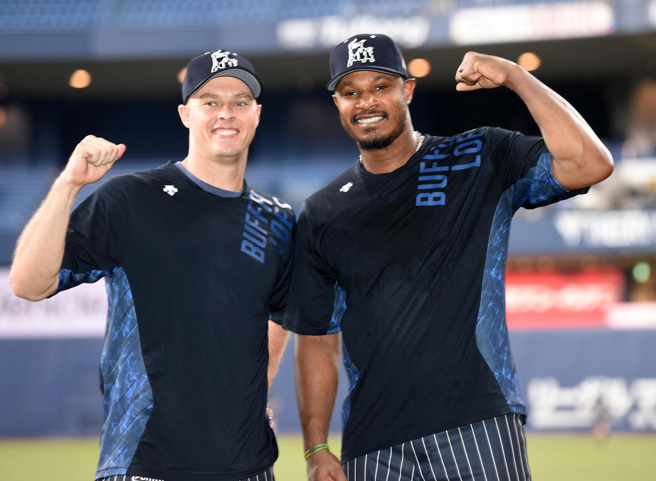 オリックス対ロッテ15回戦　笑顔でガッツポーズを見せるアンドリュー・アルバース（左）とアダム・ジョーンズ（撮影・前岡正明）