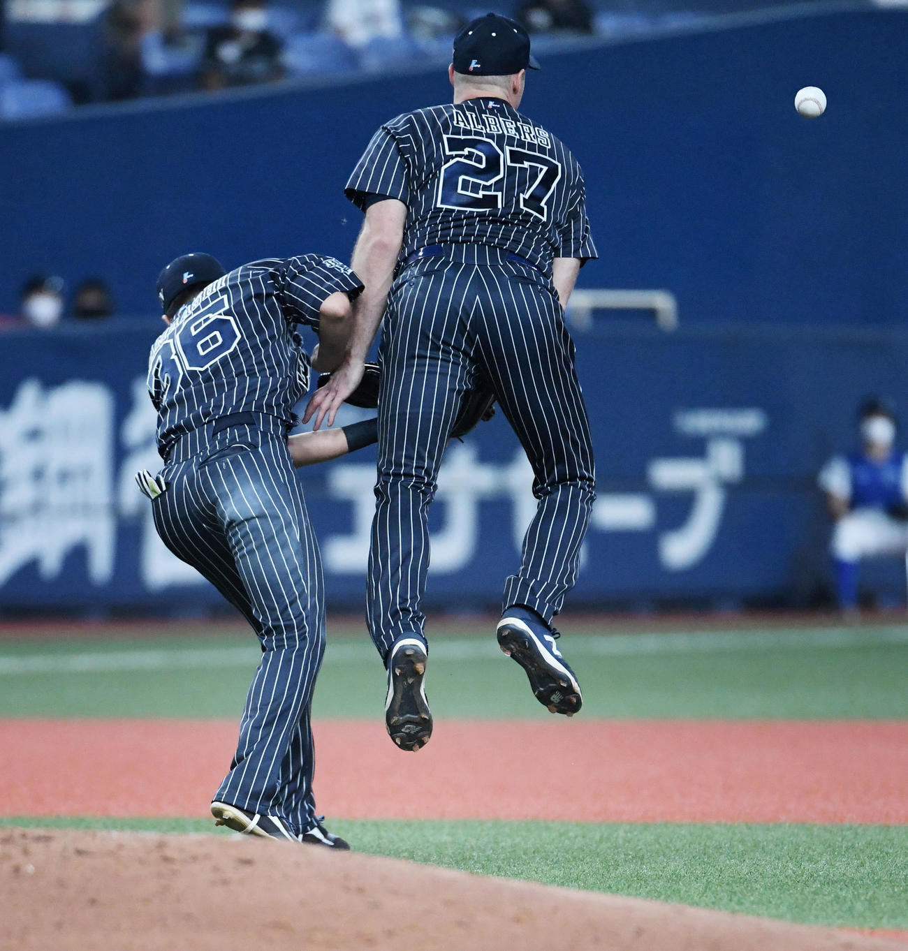 オリックス対ロッテ15回戦　6回表ロッテ無死、加藤翔平の打球を捕球しようとしたアンドリュー・アルバース（右）は山足達也とぶつかり遊撃内野安打となる（撮影・前岡正明）