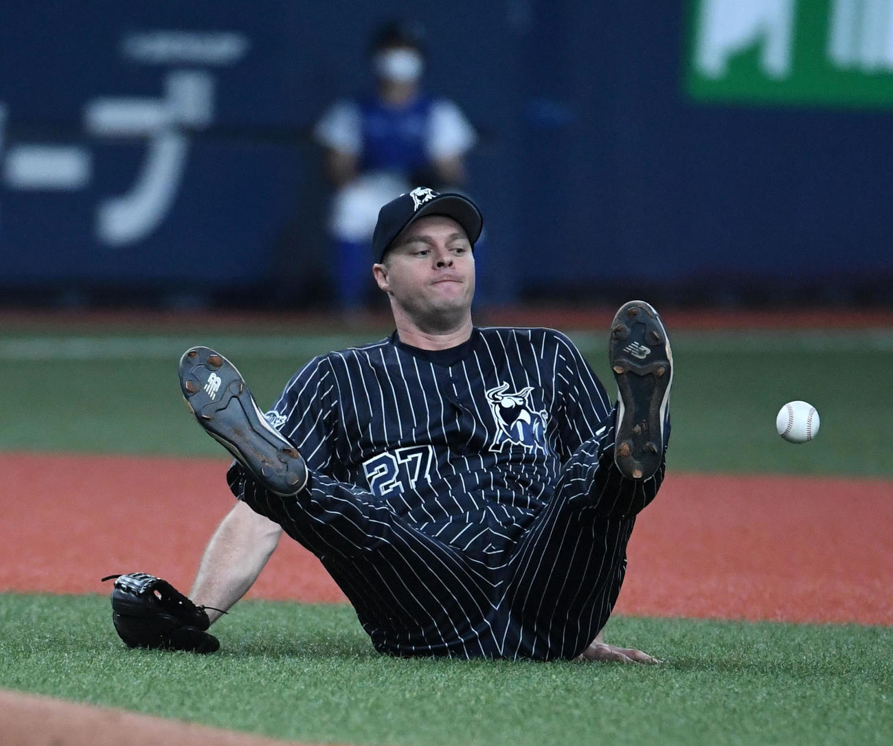 オリックス対ロッテ15回戦　6回表ロッテ無死、加藤翔平の打球を捕球しようとしたアンドリュー・アルバースは山足達也とぶつかり尻もち、遊撃内野安打となる（撮影・前岡正明）