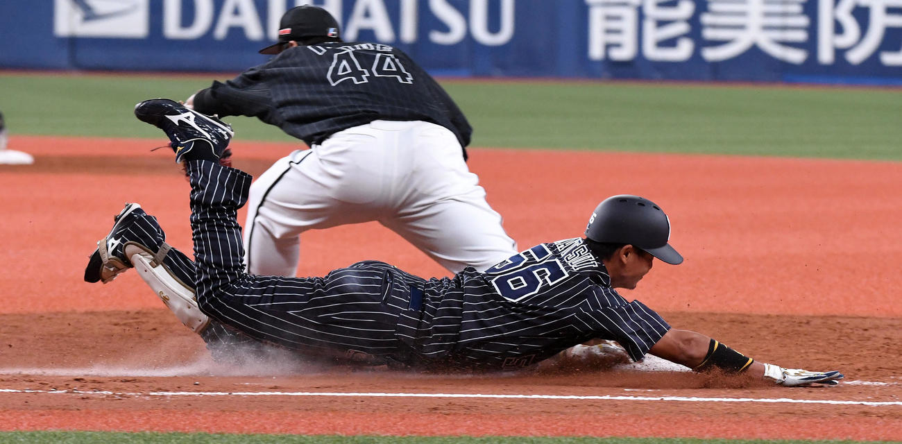 オリックス対ロッテ　4回裏オリックス1死一、三塁、松井佑は投手強襲の適時内野安打を放ちヘッドスライディング（撮影・前岡正明）
