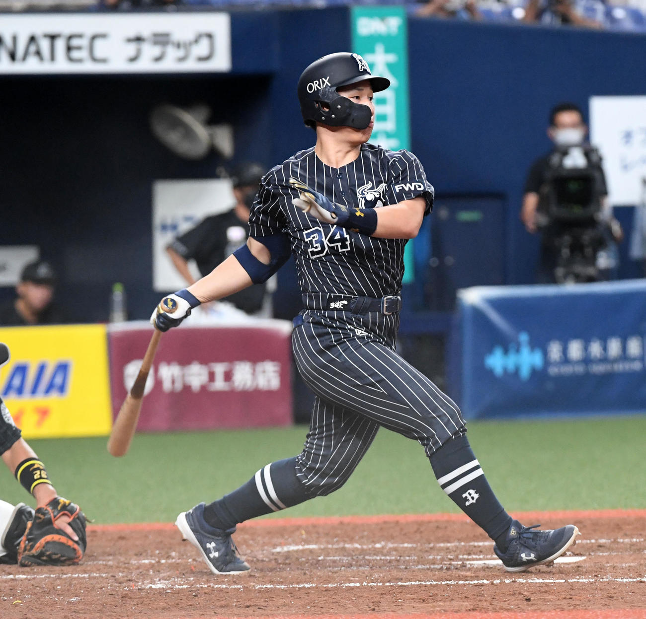 オリックス対ロッテ　5回裏オリックス2死一塁、吉田正は右前打を放つ（撮影・前岡正明）