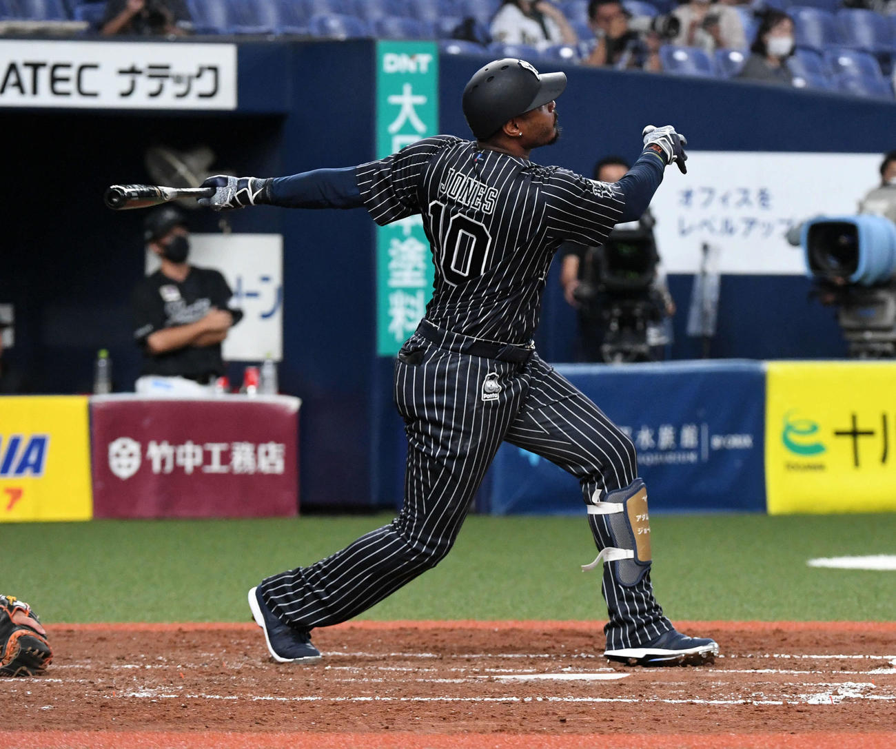 オリックス対ロッテ　5回裏オリックス2死一、二塁、左中間に3点本塁打を放つジョーンズ（撮影・前岡正明）
