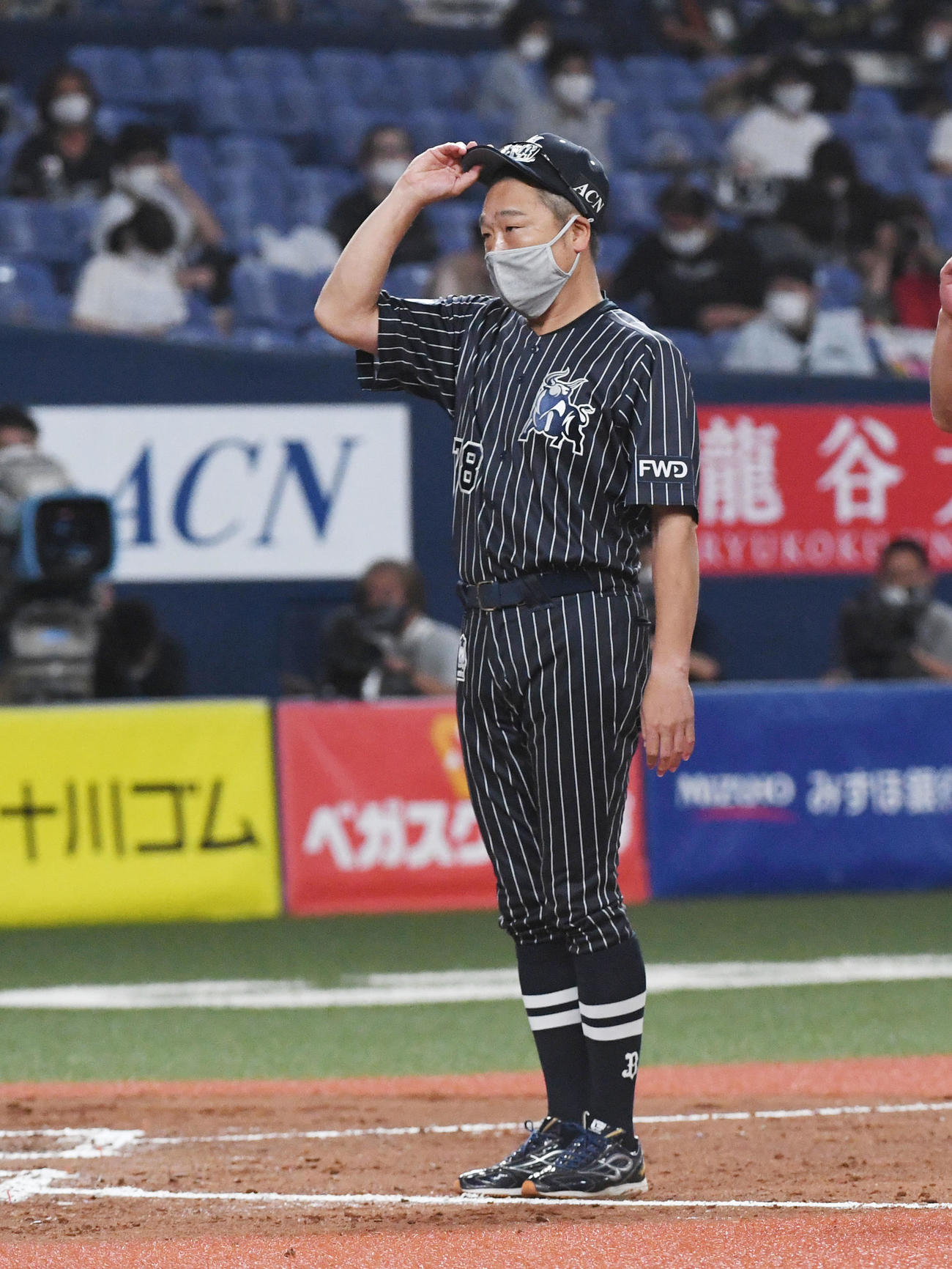 オリックス対ロッテ　ロッテに勝利、ファンにあいさつする中嶋監督代行（撮影・前岡正明）