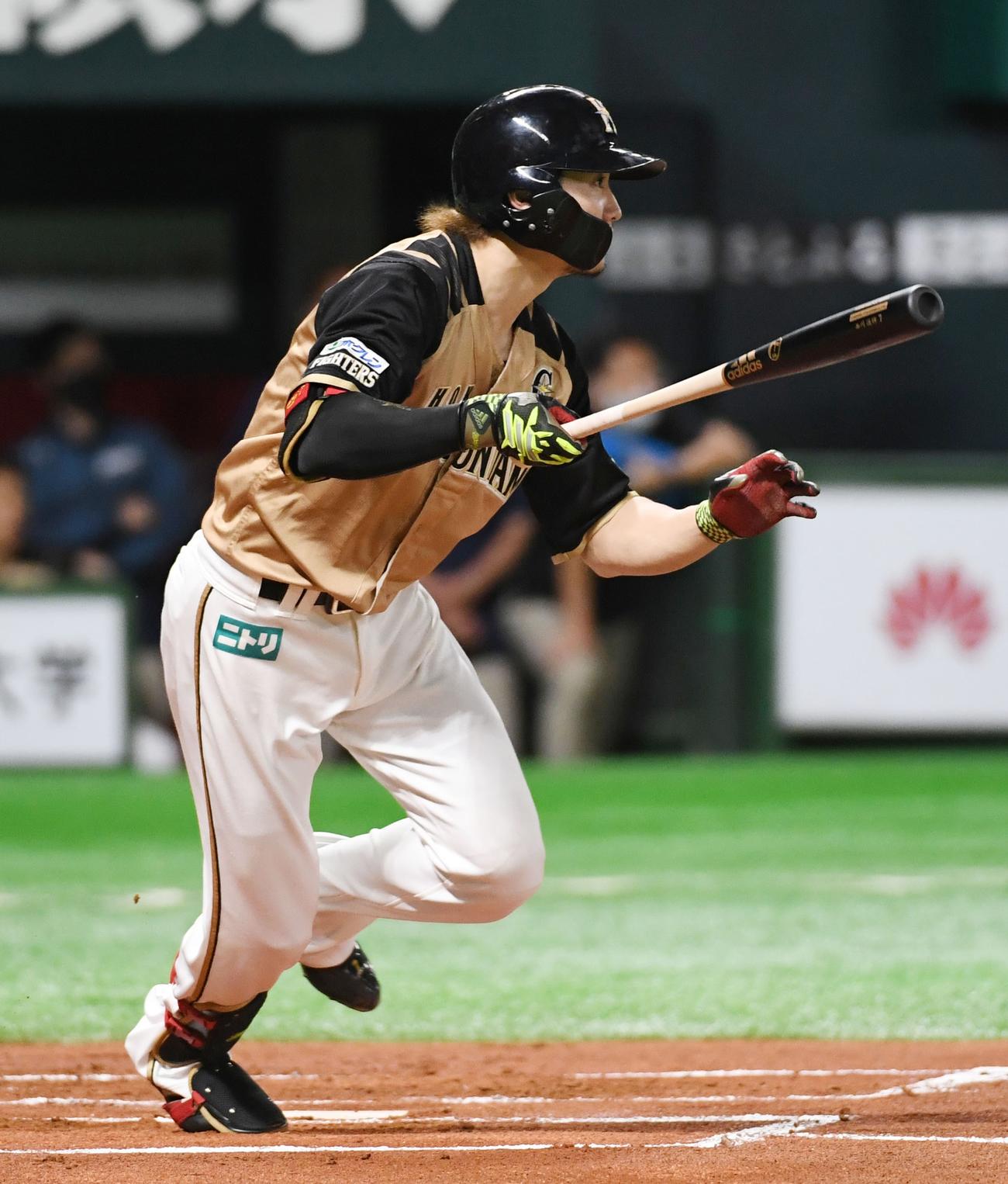 1回表日本ハム1死二塁、西川遥輝は右中間に先制の適時二塁打を放つ（撮影・今浪浩三）