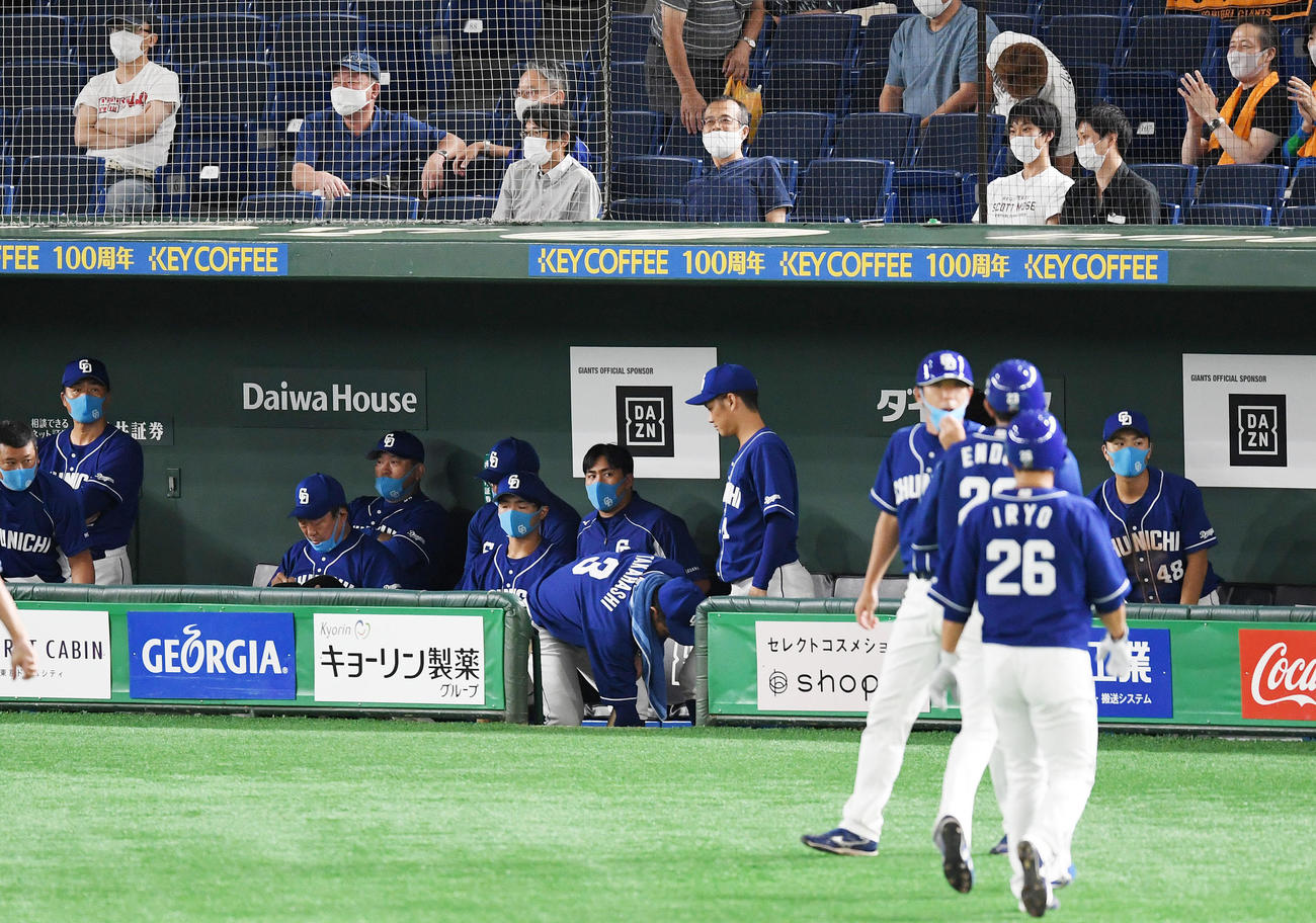 巨人対中日　巨人に敗れ肩を落とす与田監督（左から2人目）ら中日ナイン（撮影・横山健太）