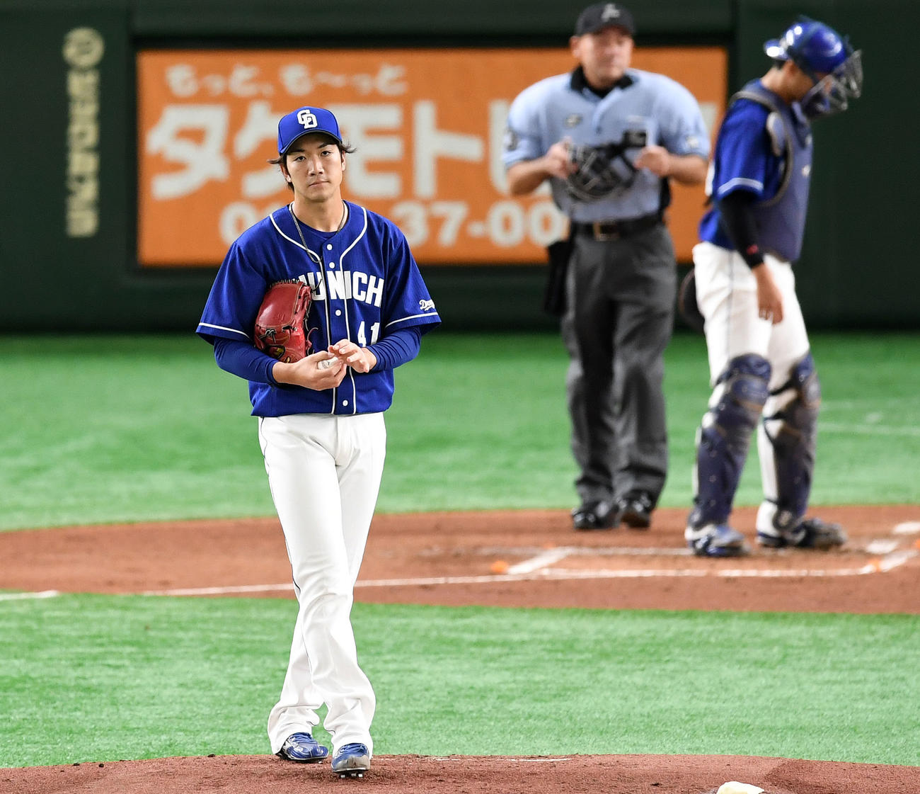巨人対中日　1回裏巨人1死二、三塁、丸に右前2点適時打を浴び肩を落とす勝野（撮影・横山健太）