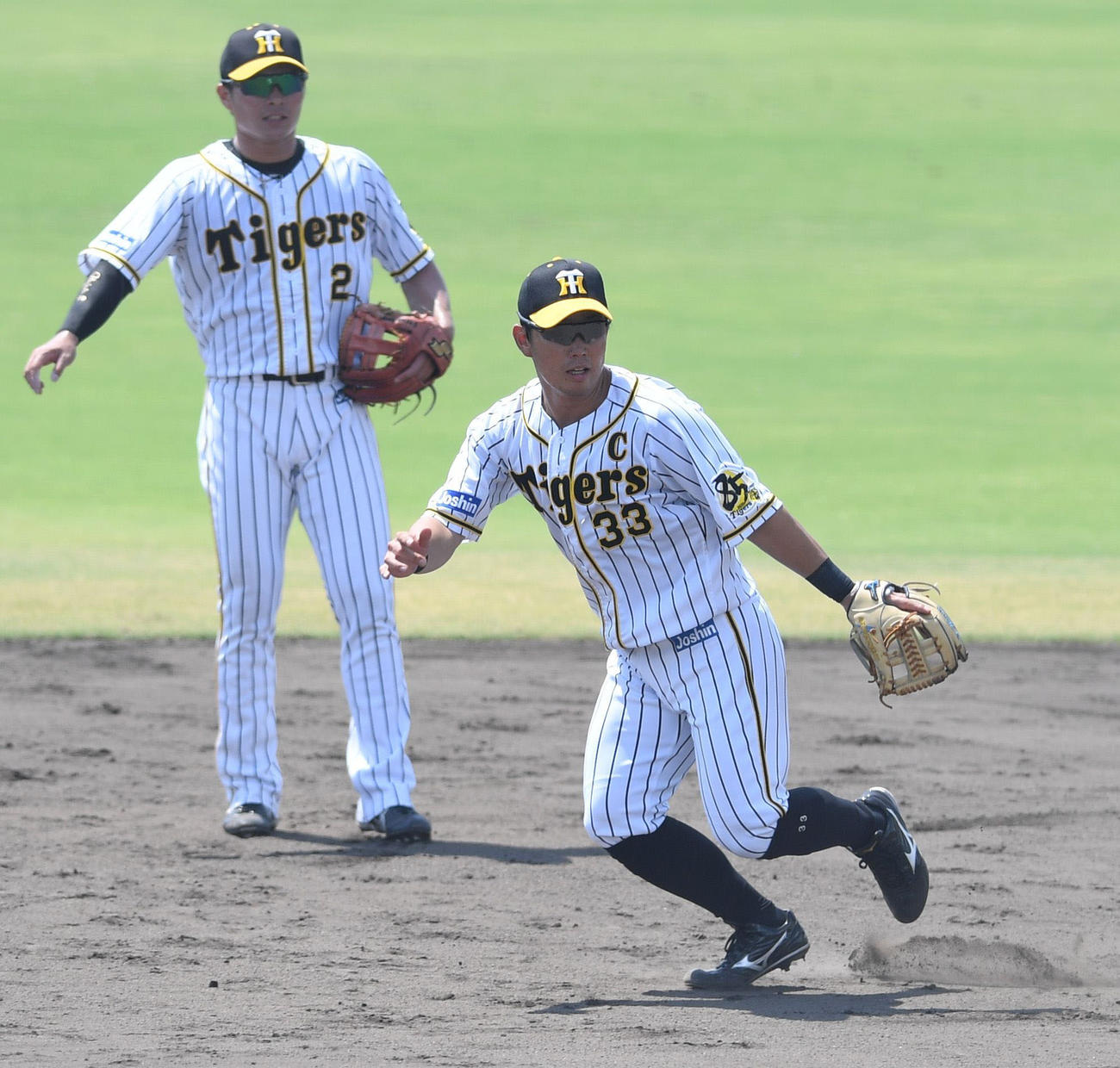 試合前のシートノックに参加した糸原、後方は北條（代表撮影）