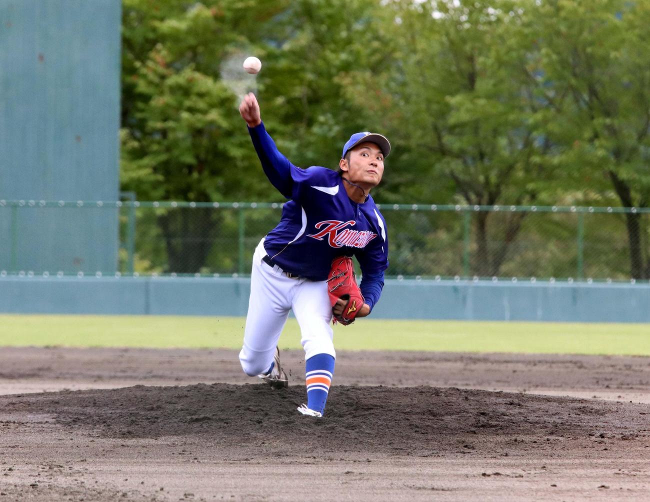 苫小牧駒大対旭川大　力強いフォームで投げ込む苫小牧駒大エース伊藤（撮影・永野高輔）