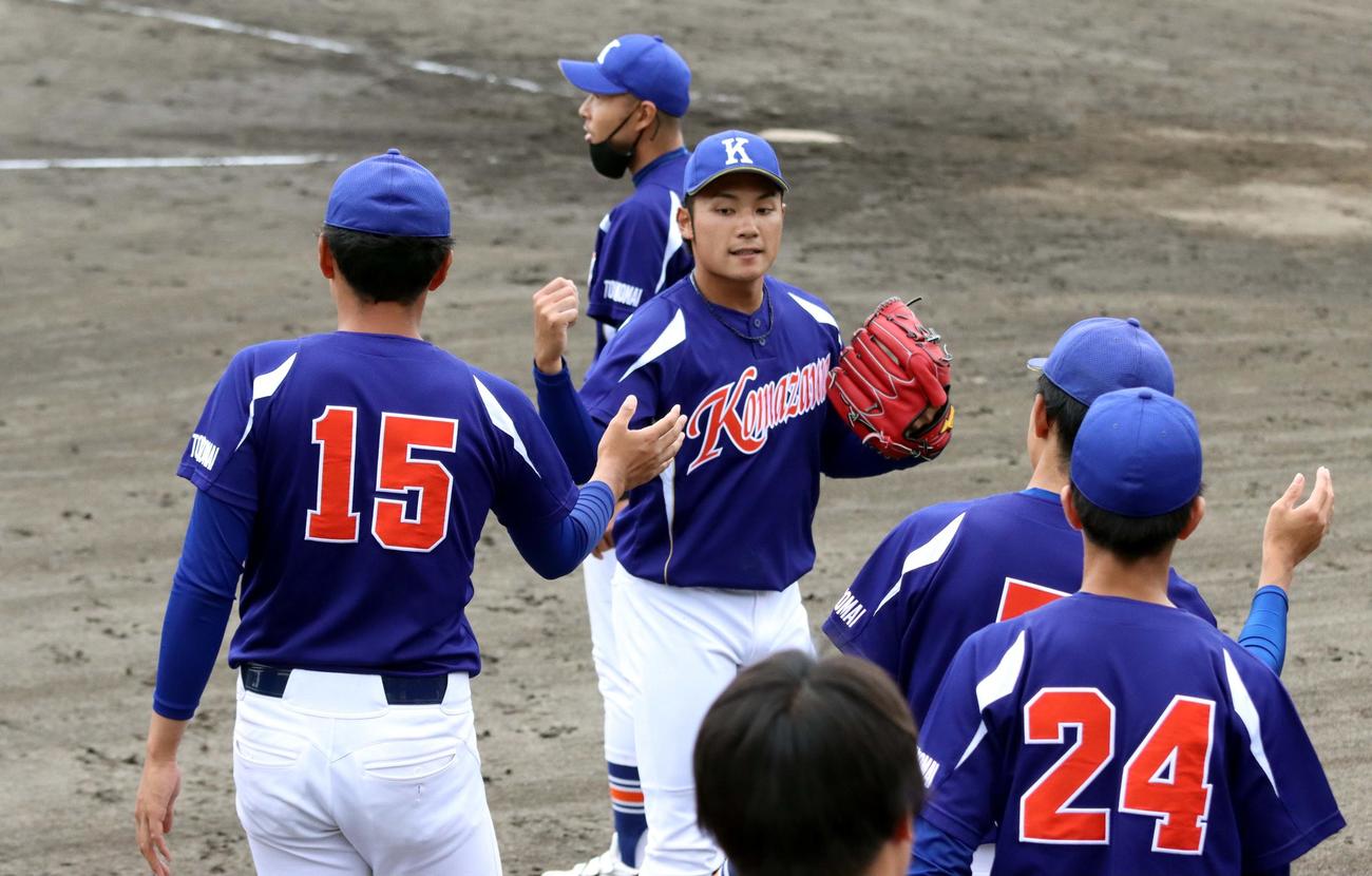 苫小牧駒大対旭川大　4回表、三者凡退に打ち取りグータッチする苫小牧駒大エース伊藤（中央）（撮影・永野高輔）