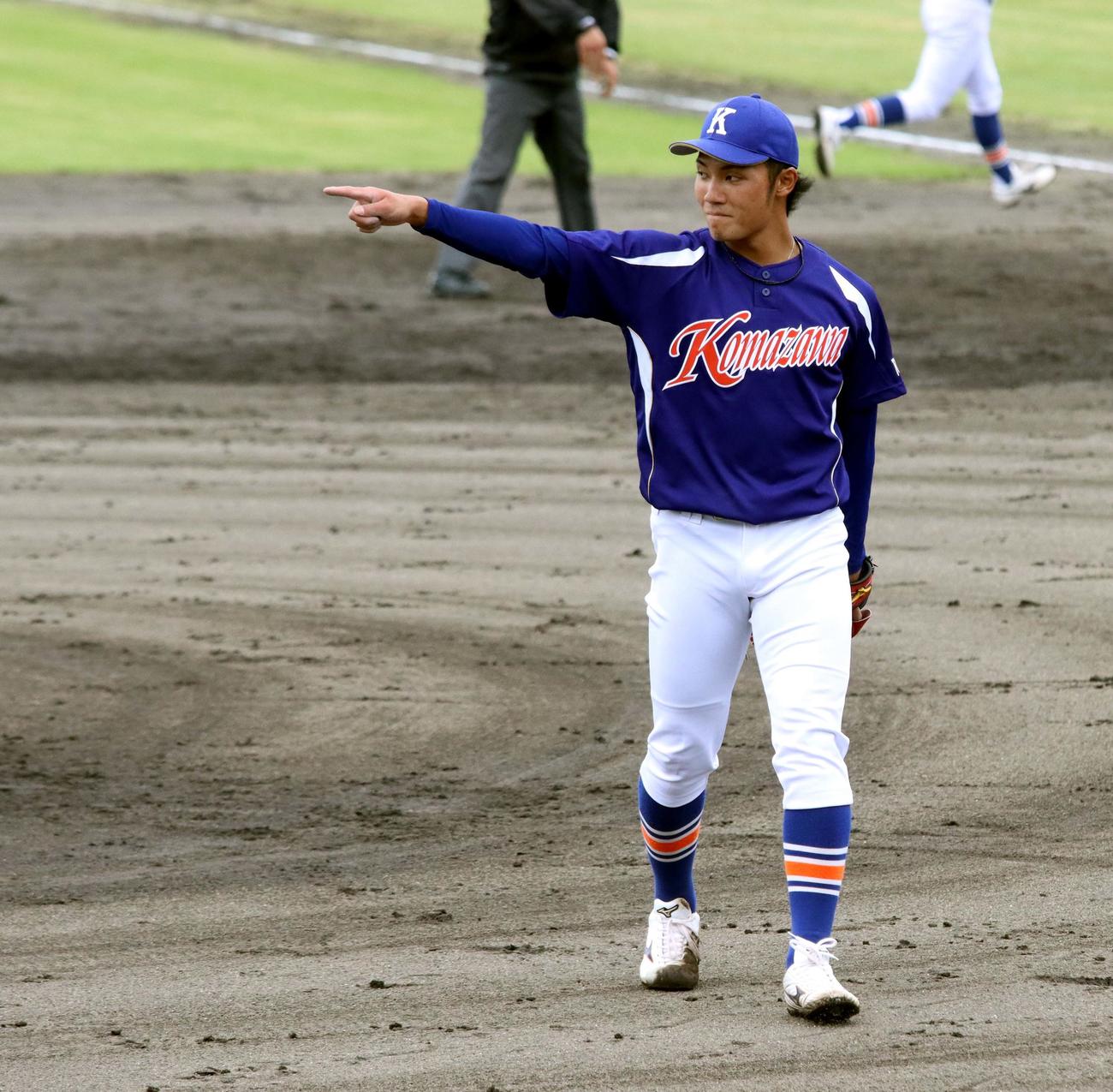苫小牧駒大対旭川大　好守の内野陣を指さし表情を緩める苫小牧駒大エース伊藤（撮影・永野高輔）