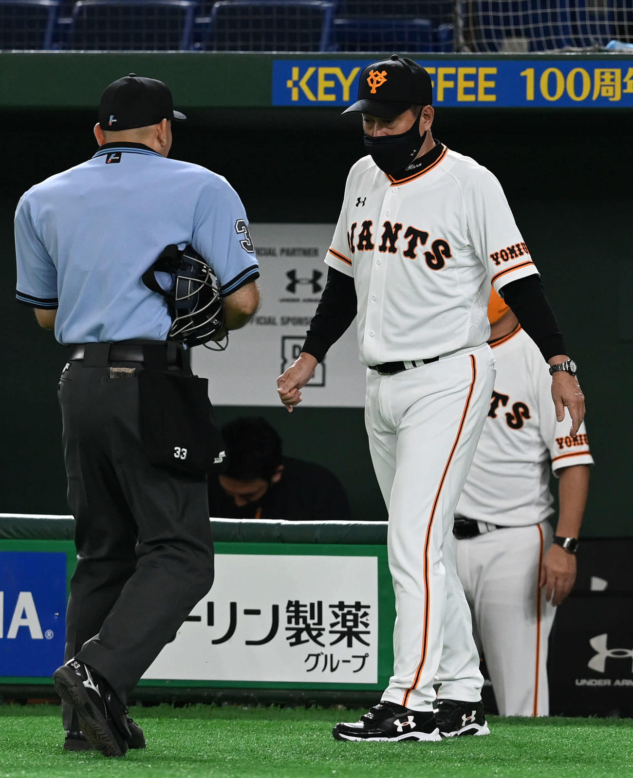 巨人対中日　4回途中、直江の降板を告げる巨人原監督（撮影・山崎安昭）