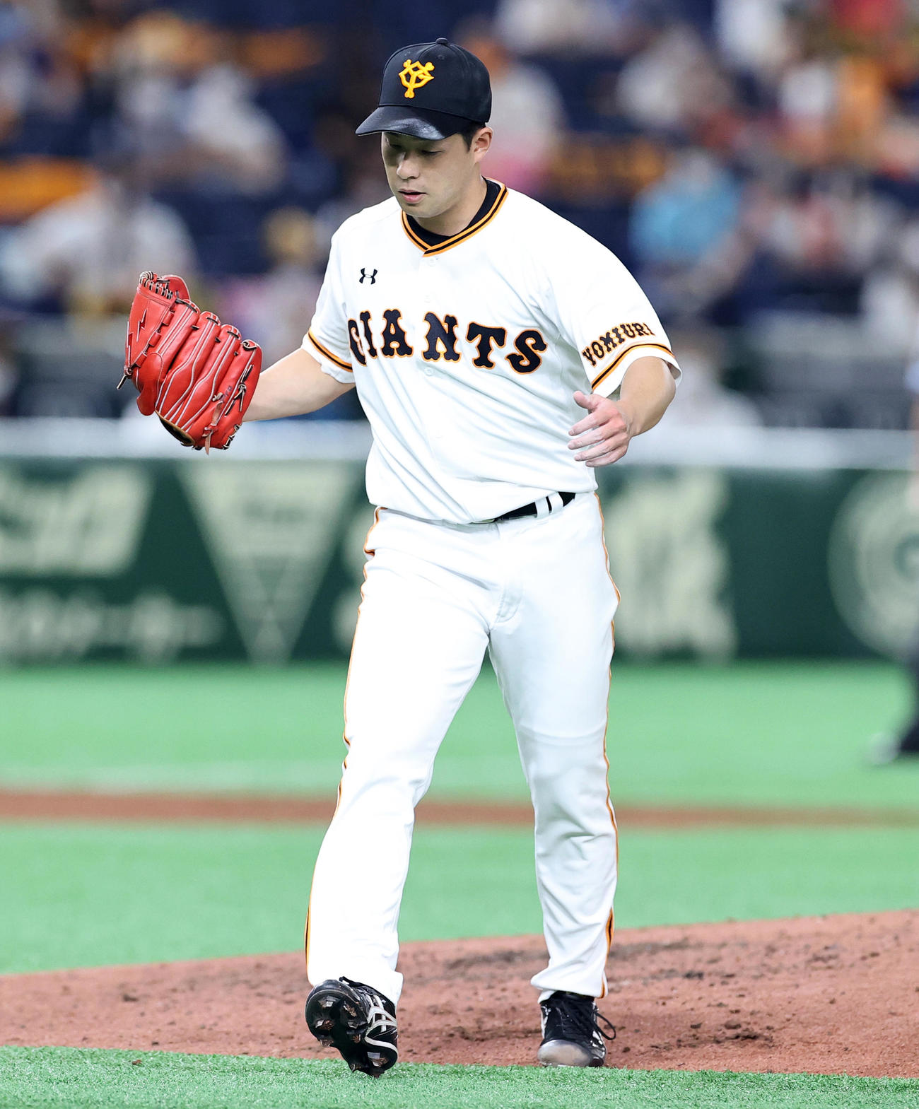 巨人対中日　4回表中日2死満塁、京田を三振に仕留めて拍手する大江（撮影・浅見桂子）