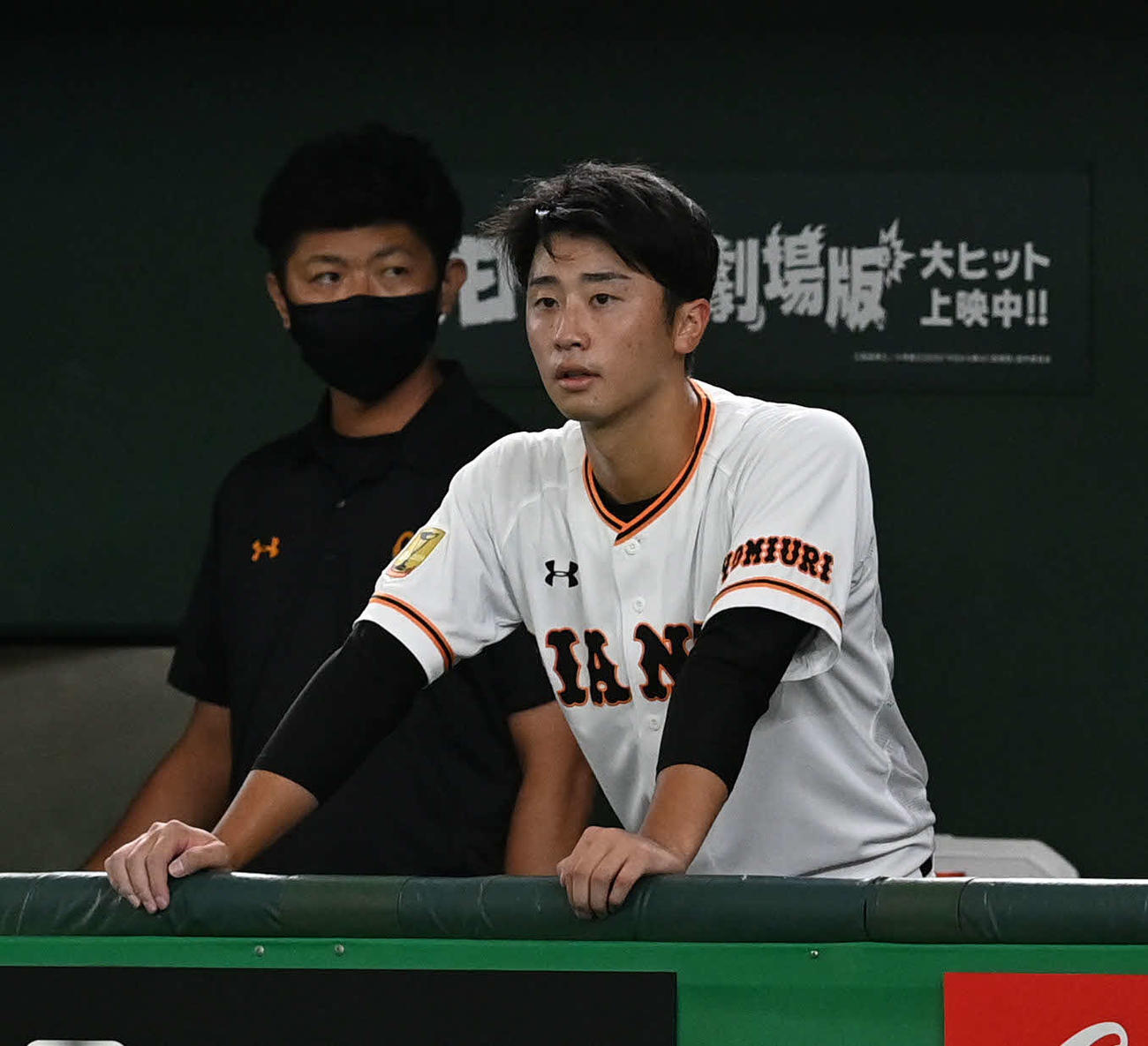 巨人対中日　4回途中、降板した巨人直江はベンチで応援する（撮影・山崎安昭）