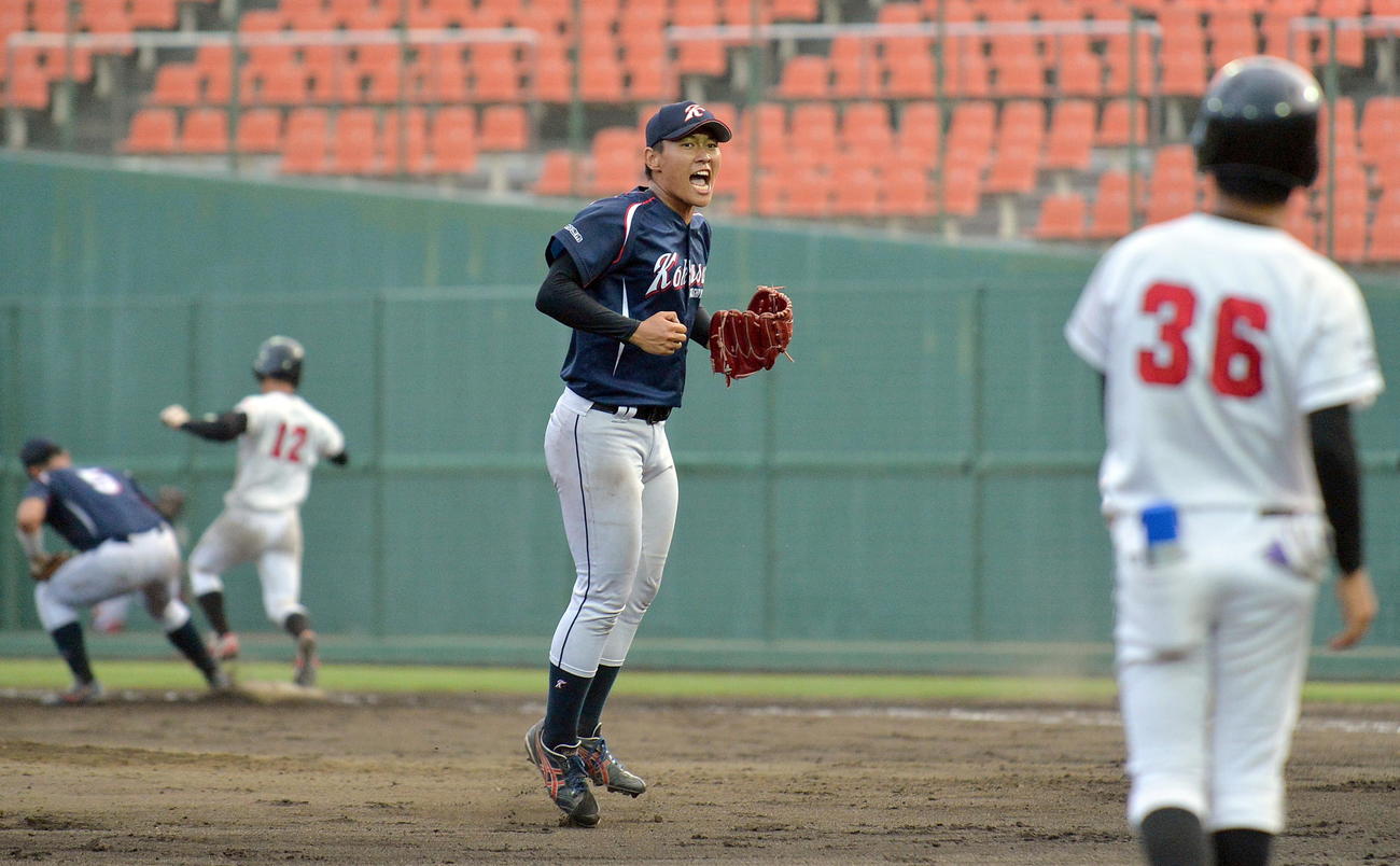 東日本国際大対日大工学部　7回裏のピンチを抑えて、雄たけびをあげながらベンチに戻る東日本国際大・竹田（撮影・鎌田直秀）