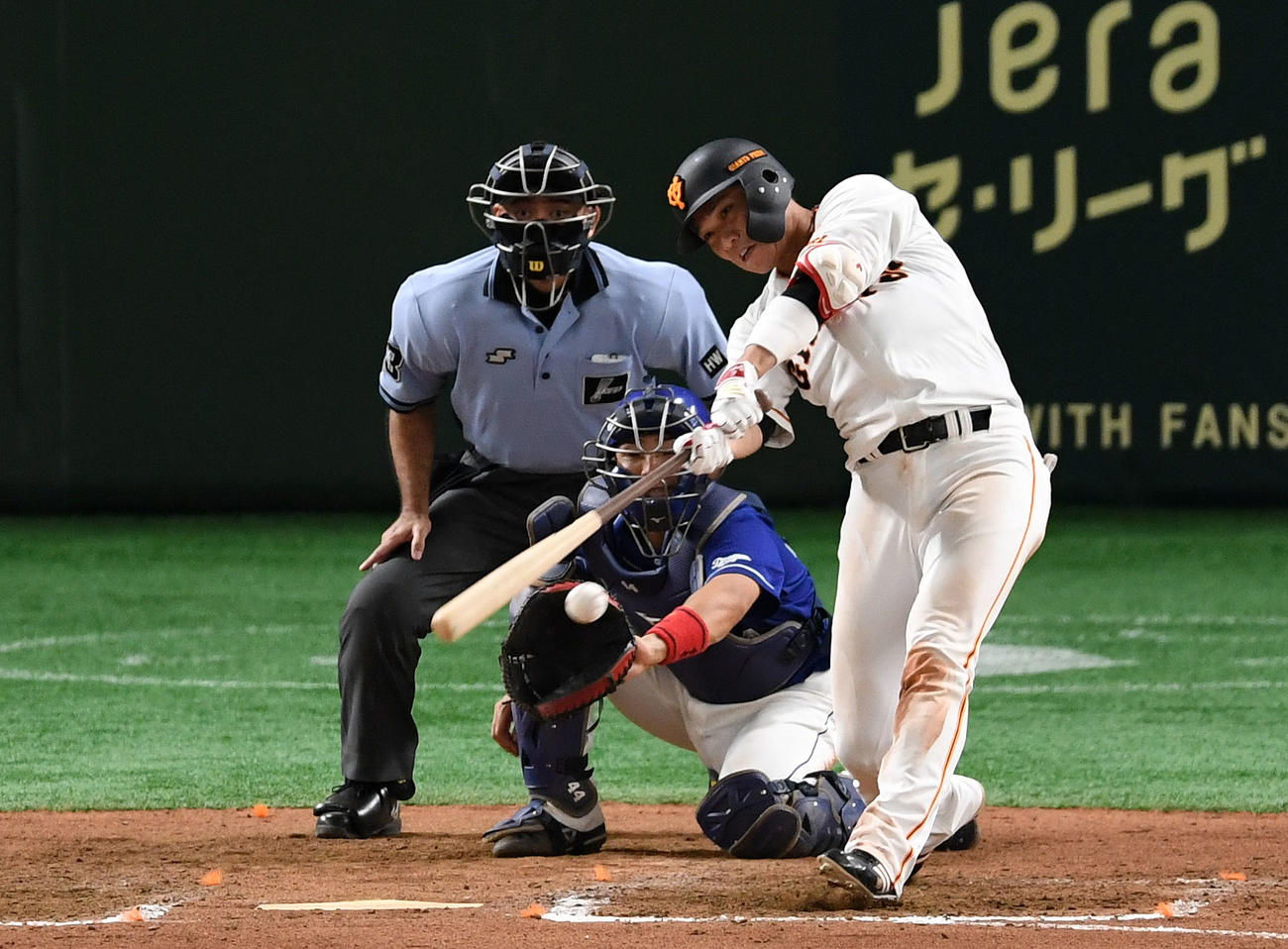 巨人対中日　7回裏巨人2死、左前打を放つ坂本勇（撮影・横山健太）