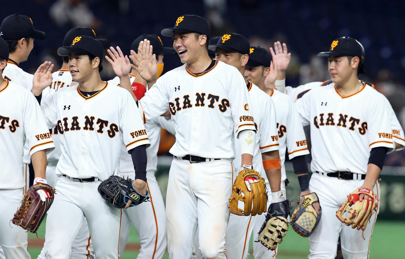 巨人対中日　勝利し、ほっとした笑顔でハイタッチし喜び合う坂本（中央）ら巨人の選手たち（撮影・浅見桂子）
