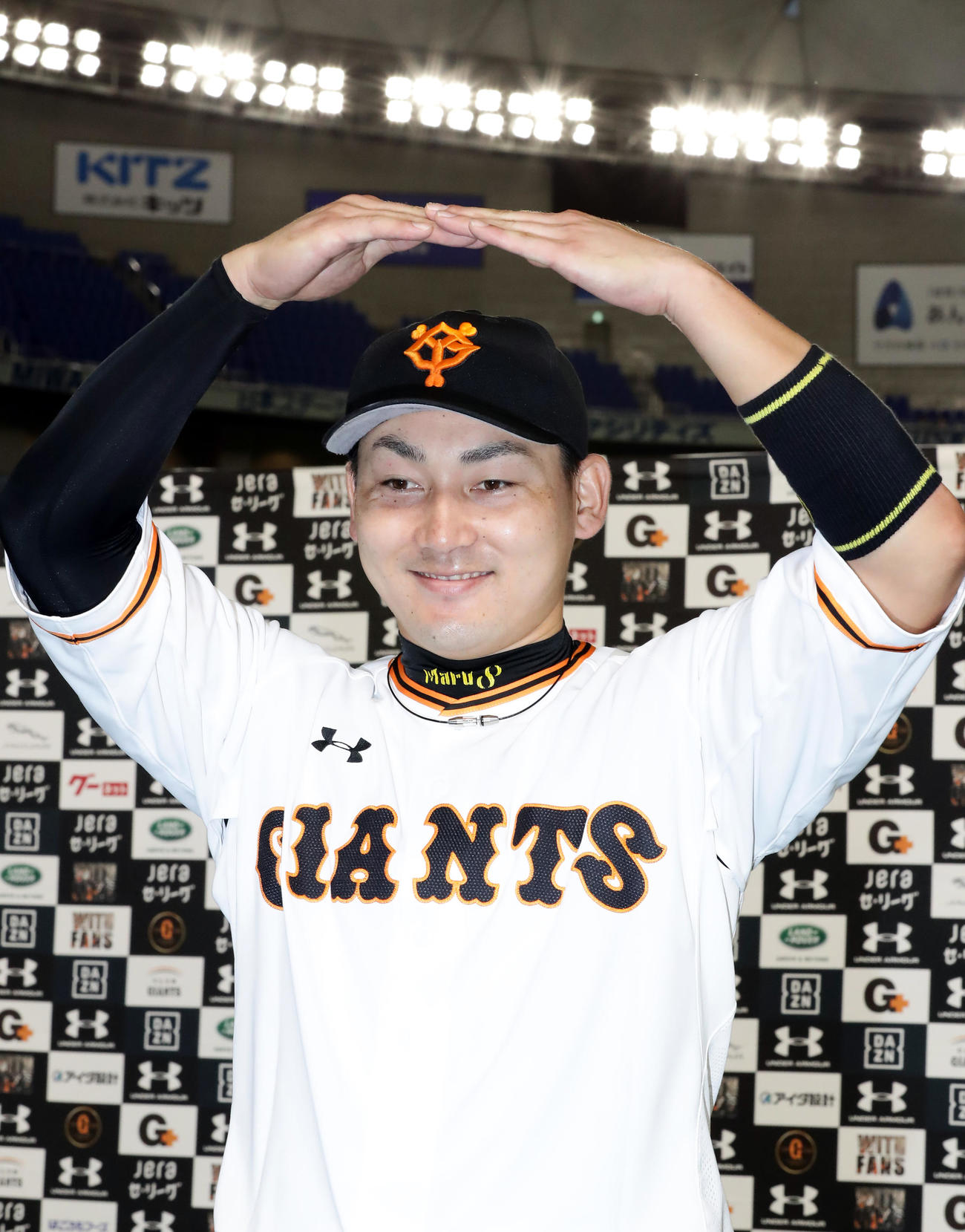 巨人対中日　この日4安打の丸はヒーローインタビューでまるのポーズ（撮影・浅見桂子）