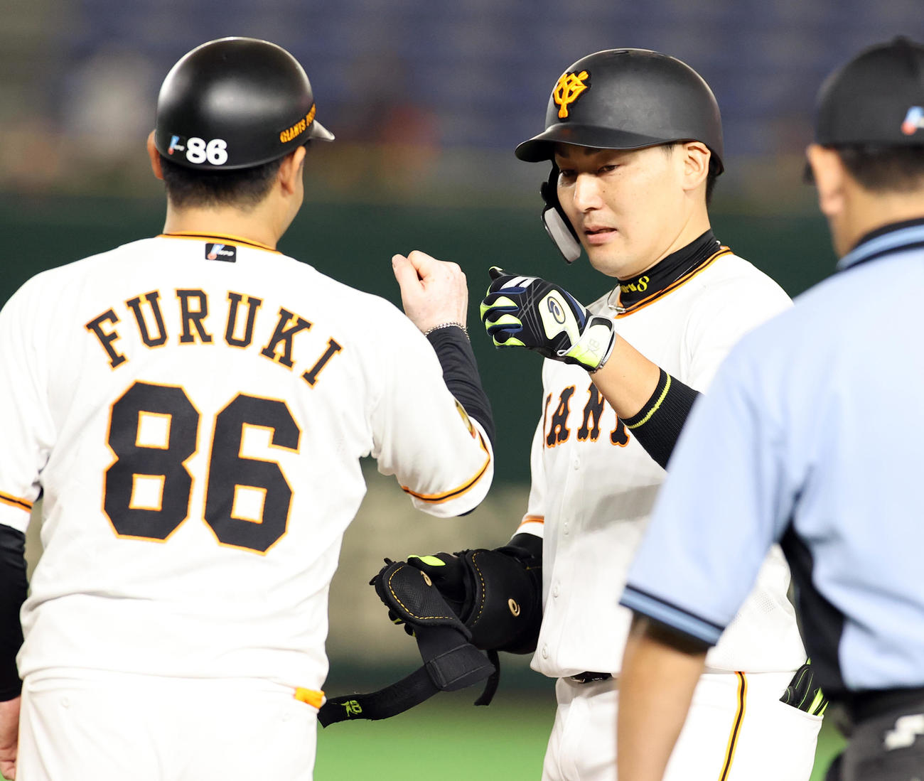 巨人対中日　3回裏巨人無死、丸は中前打を放ち、古城コーチとグータッチ（撮影・浅見桂子）