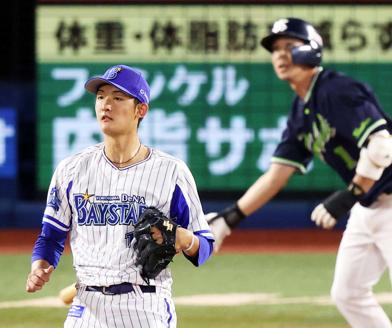 2回表ヤクルト2死満塁、山田哲（後方）に満塁本塁打を浴び打球を見つめるDeNA阪口（撮影・垰建太）