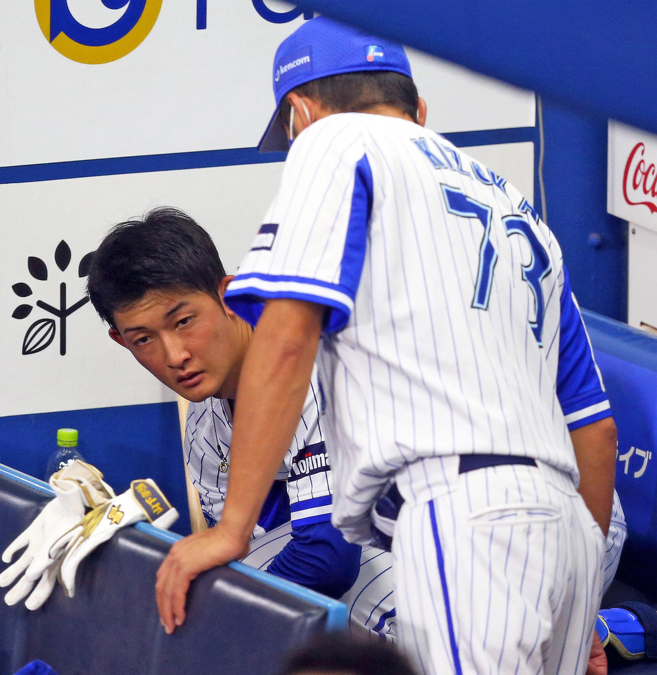 2回5失点で降板しDeNA木塚コーチ（右）から声をかけられる阪口（撮影・大野祥一）